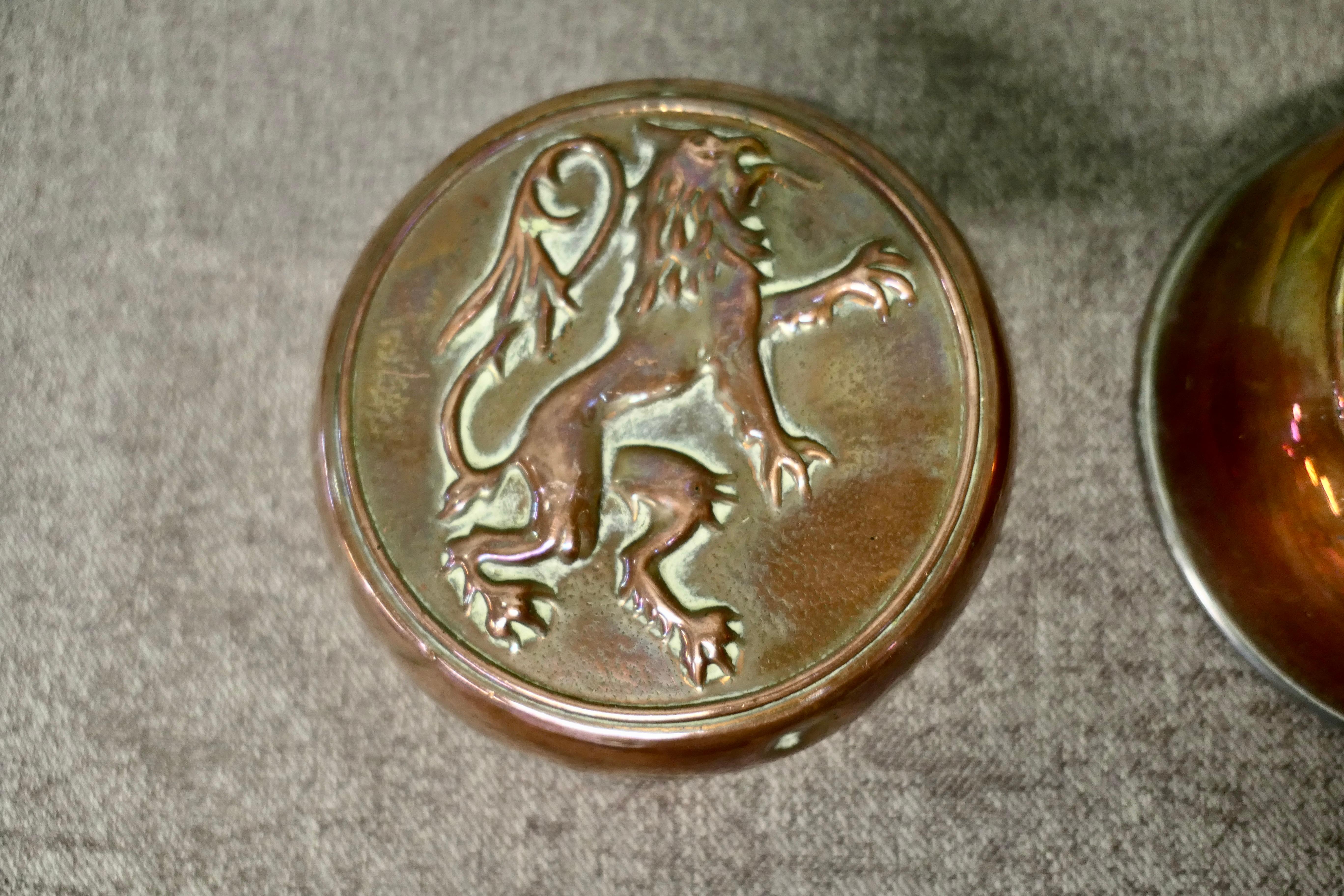 Deux moules à gelée du 19e siècle, le Lion et la Licorne Bon état - En vente à Godshill, Isle of Wight