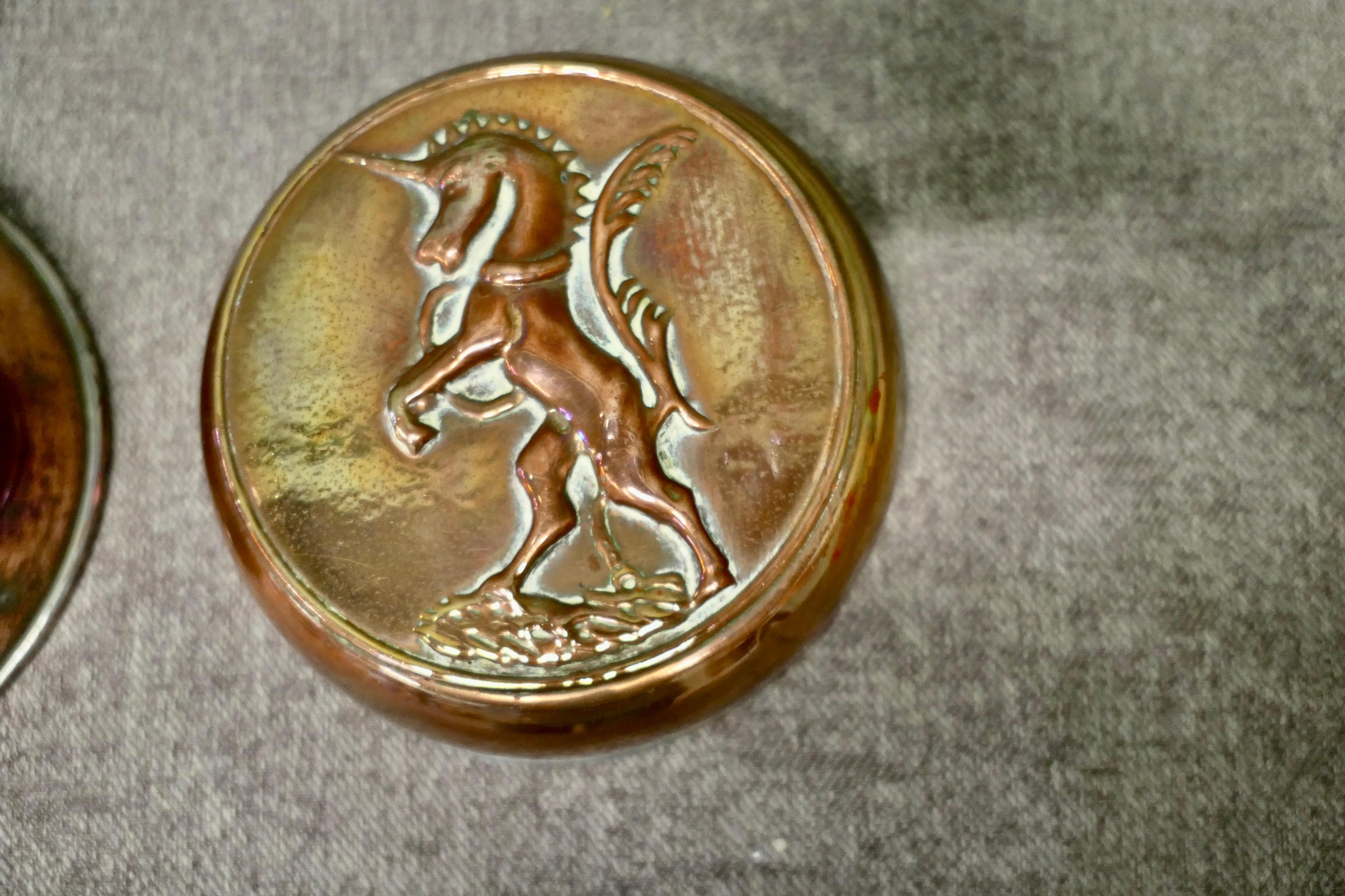 XIXe siècle Deux moules à gelée du 19e siècle, le Lion et la Licorne en vente