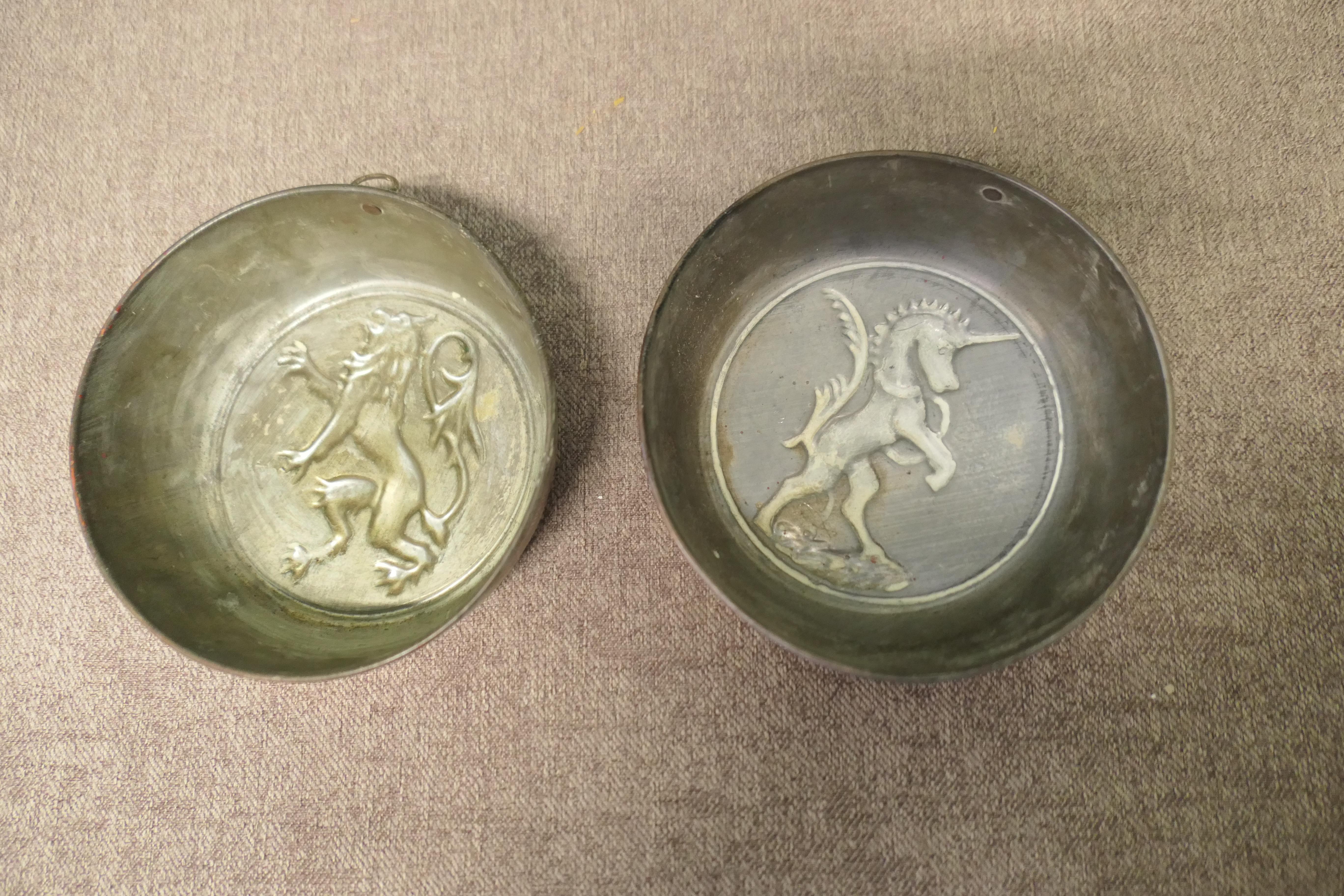 Deux moules à gelée du 19e siècle, le Lion et la Licorne en vente 1