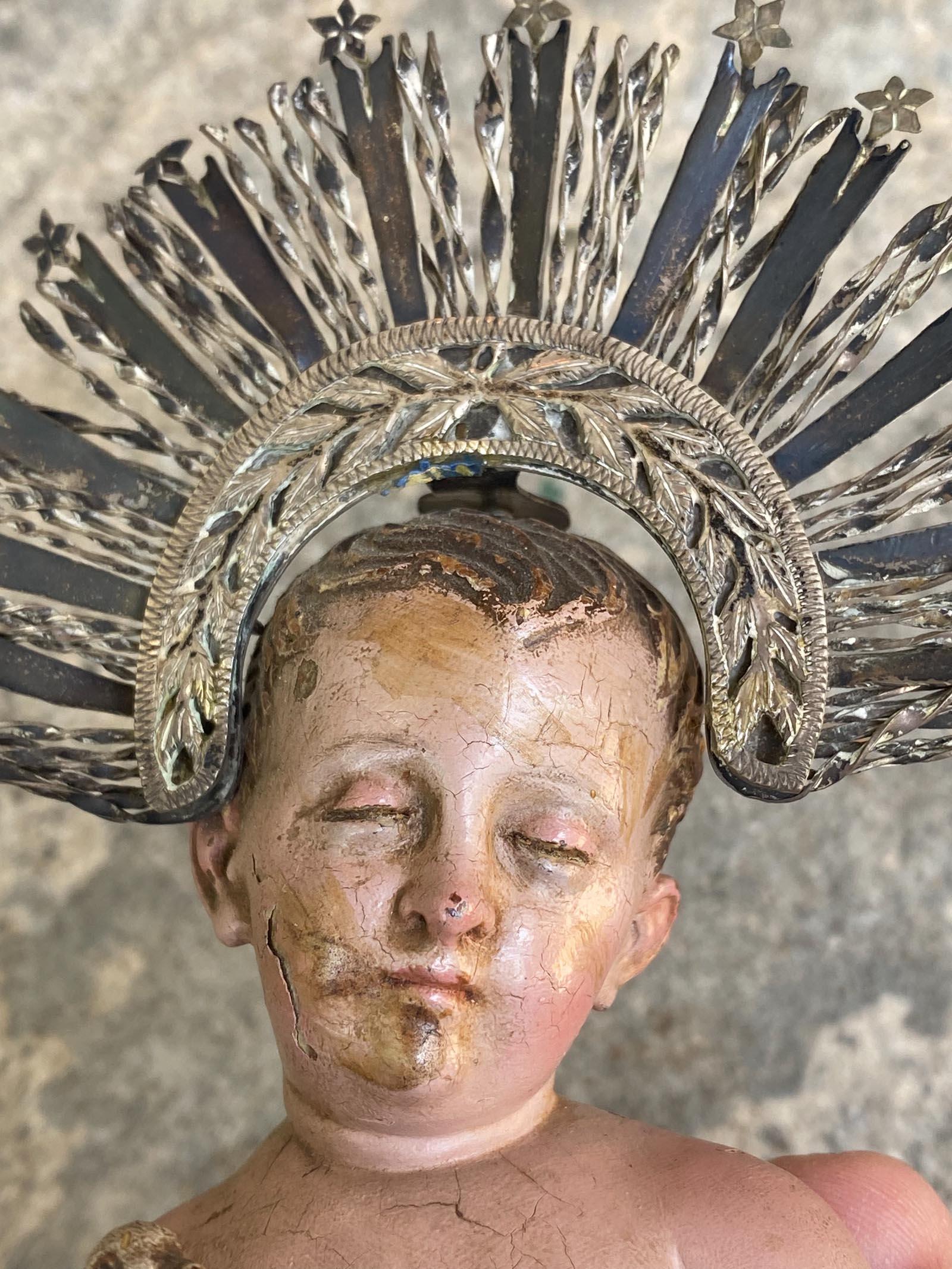 Gesso Two 19th Century Polychrome Ninos - Sleeping Holding A Bird For Sale