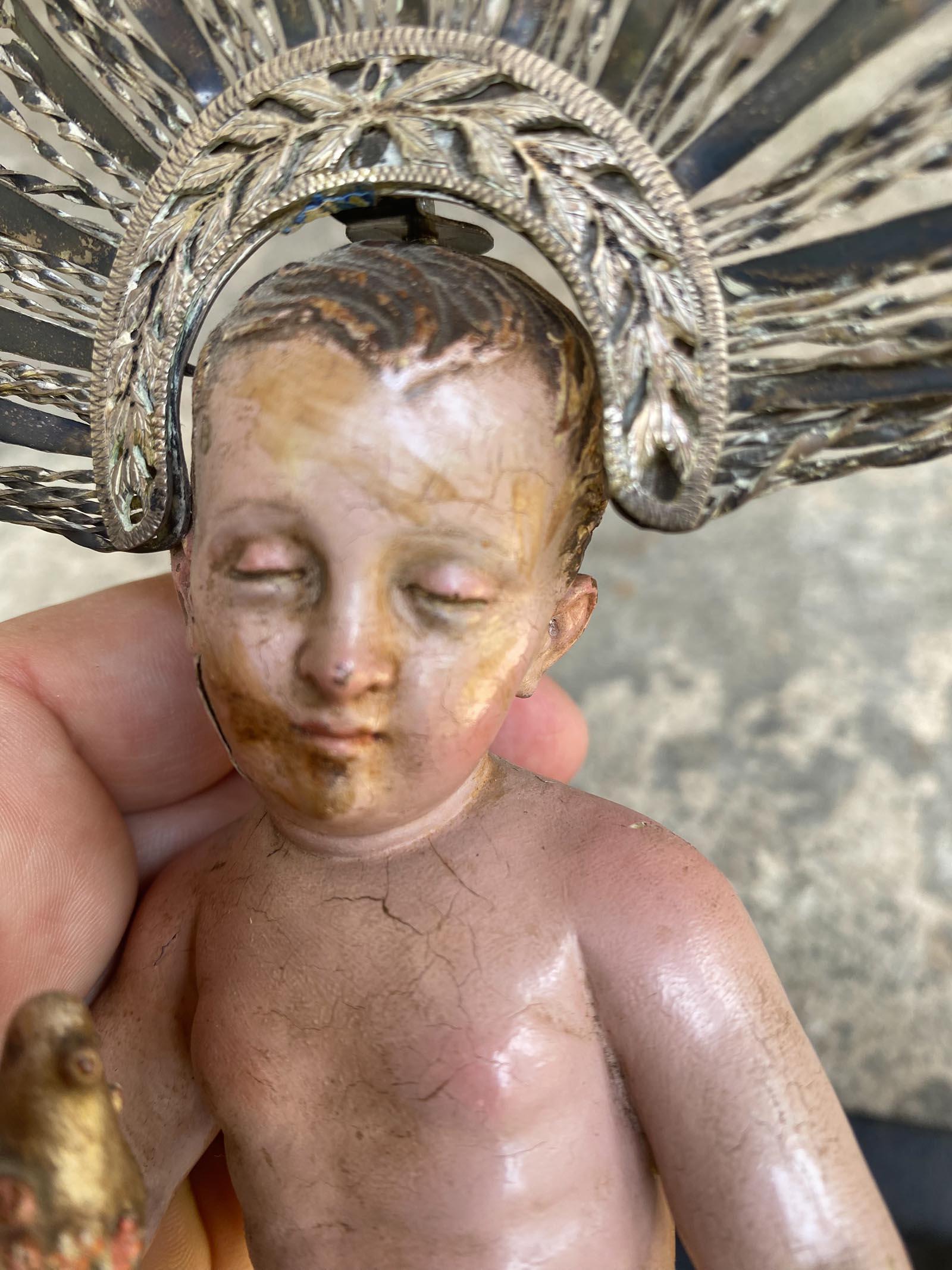 Two 19th Century Polychrome Ninos - Sleeping Holding A Bird For Sale 2