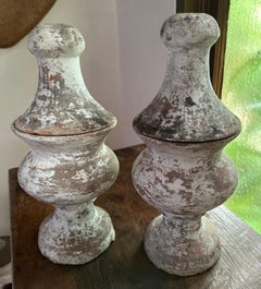 Due terminali in terracotta e gesso del XIX secolo