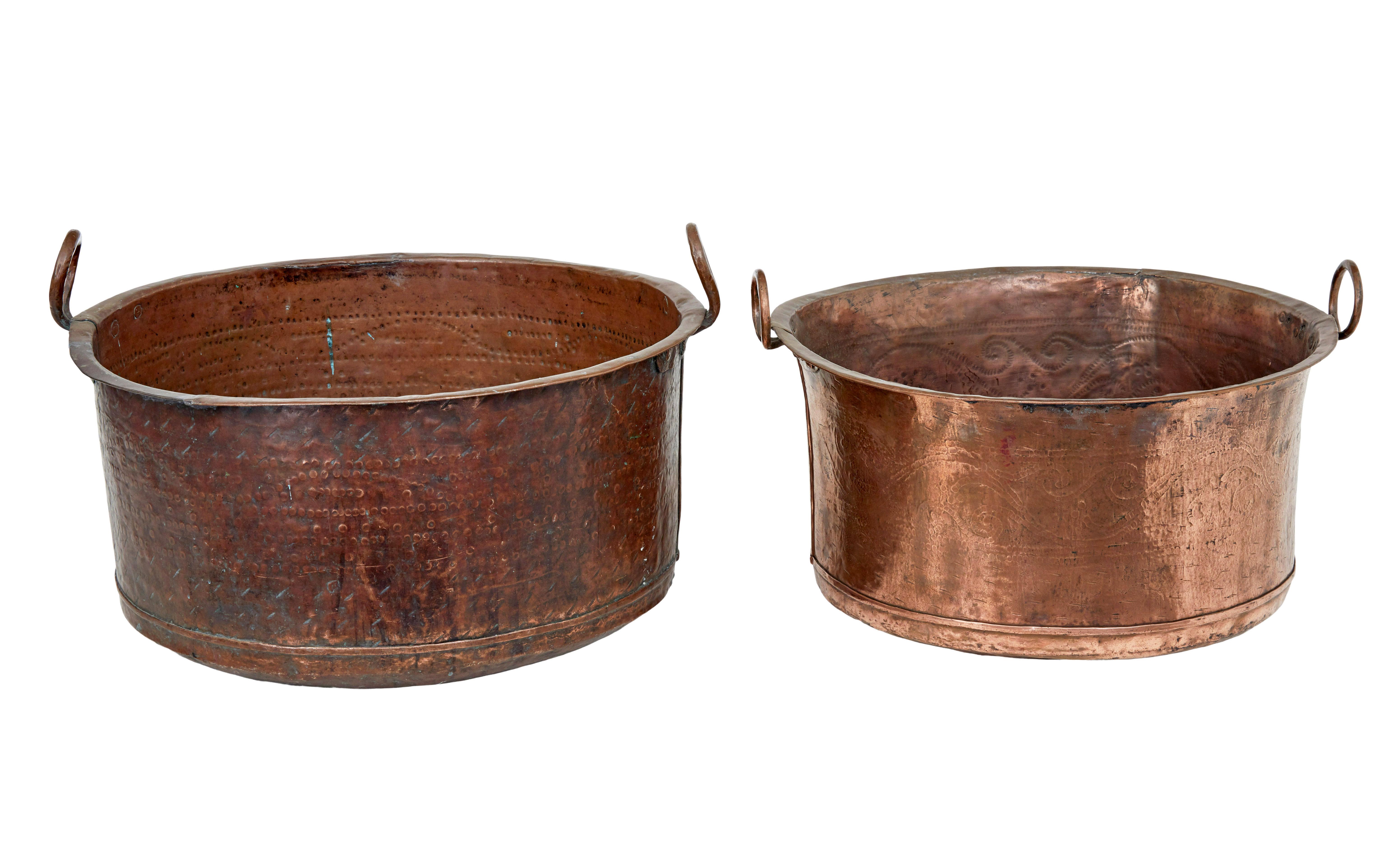 2 große viktorianische Kochgefäße aus Kupfer, um 1880.

Gute Qualität, jeweils mit handgehämmerten Motiven verziert, beide mit Schlaufengriffen versehen.  Ideal für die Verwendung als Holzscheit-/Kohlebehälter oder für dekorative Zwecke.

Erwartete