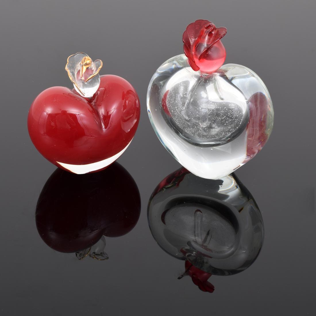 Artistics/One : inconnu
Marquage(s) ; notes : pas de marquage(s) apparent(s)
Pays d'origine ; matériaux : pays d'origine inconnu ; verre
Dimensions : le plus grand : 4.25″h, 3.75″w, 2.25″d
Informations complémentaires : Provenance : Collectional of