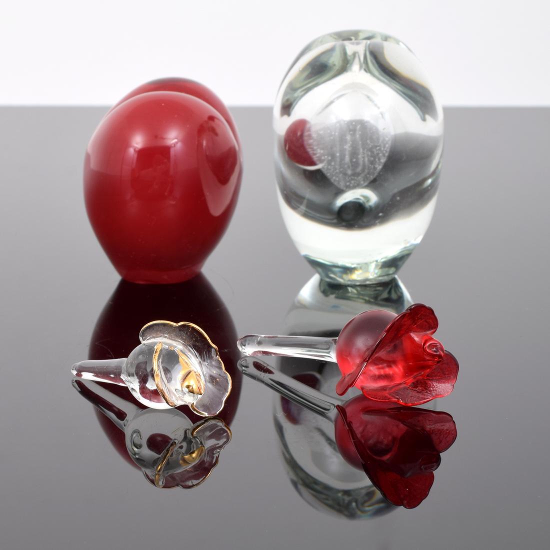 20ième siècle Deux (2) bouteilles de parfum en verre d'art en vente