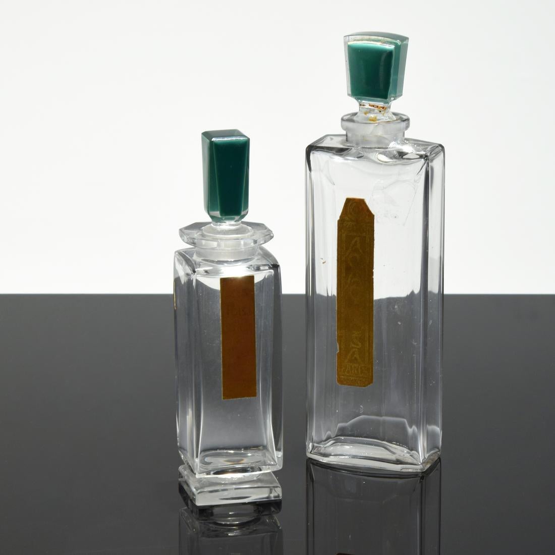 Artista/Designer: A. Caron; Baccarat
Marcatura(e); note: A. Caron, etichette, marcatura(e)
Materiali: cristallo
Dimensioni: più grande: 7″h, 2,25″l, 1,5″d
Informazioni aggiuntive: Flaconi di profumo 