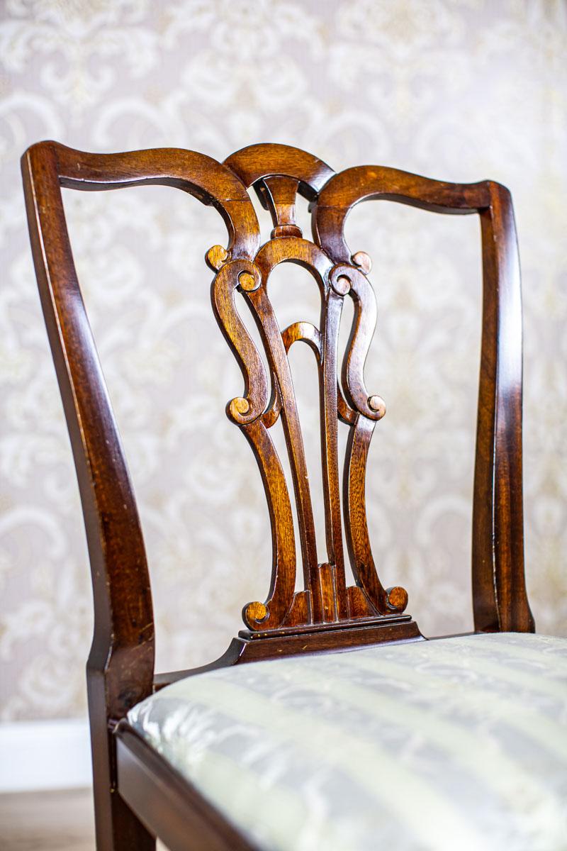 Tissu d'ameublement Deux chaises du XXe sicle en placage de type Chippendale avec noyer en vente