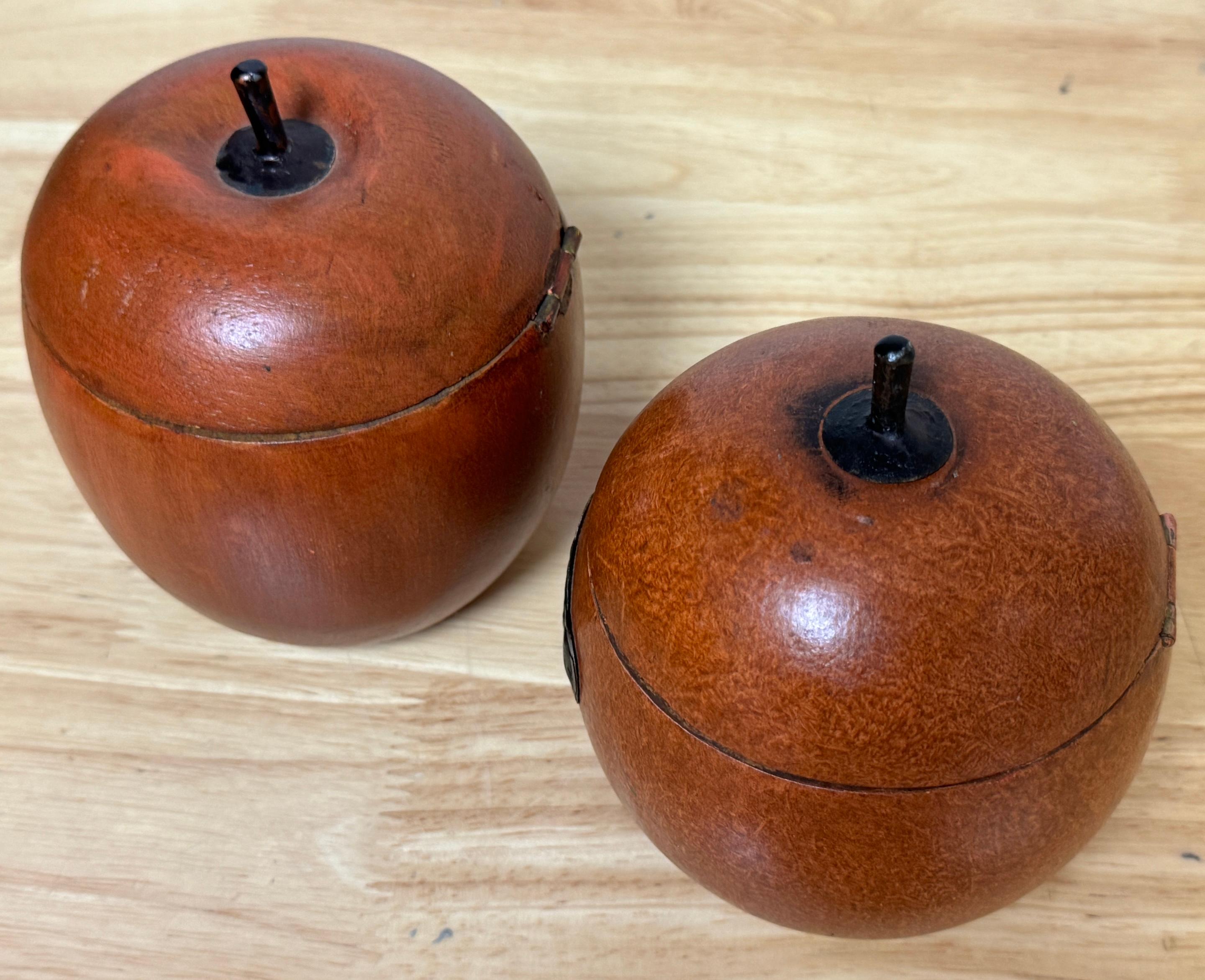 Dos Cajas de Manzanas/Cadenas de Té de Madera Tallada y Policromada de Estilo Inglés del Siglo XX en venta 3