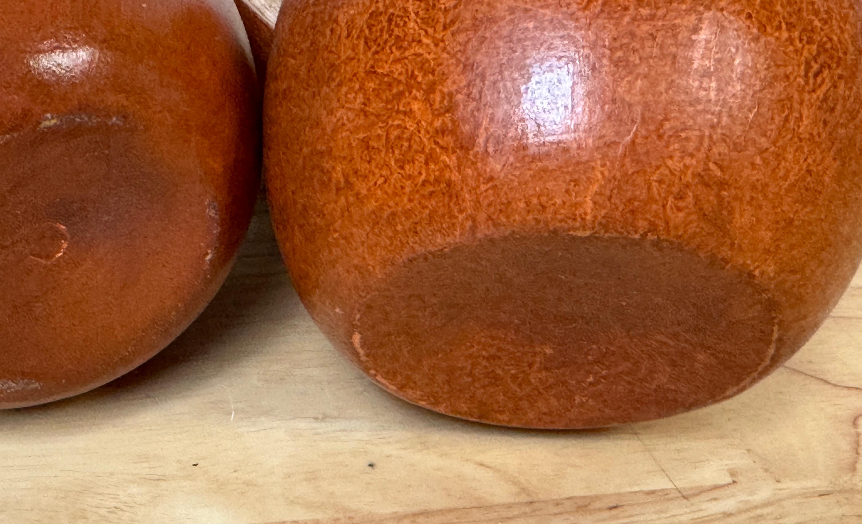 Dos Cajas de Manzanas/Cadenas de Té de Madera Tallada y Policromada de Estilo Inglés del Siglo XX en venta 4