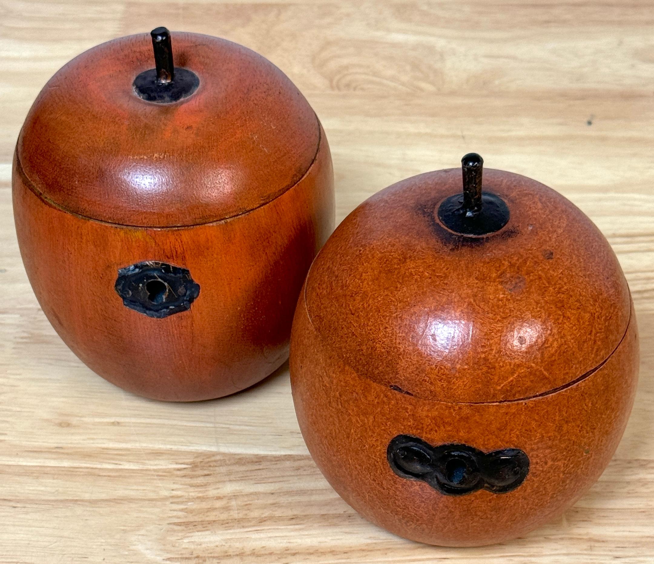 Dos Cajas de Manzanas/Cajitas de Té de Madera Tallada y Policromada de Estilo Inglés del Siglo XX 

Nos complace presentar este encantador juego de dos cajas de manzanas o teteras de madera tallada y policromada de estilo inglés del siglo XX.