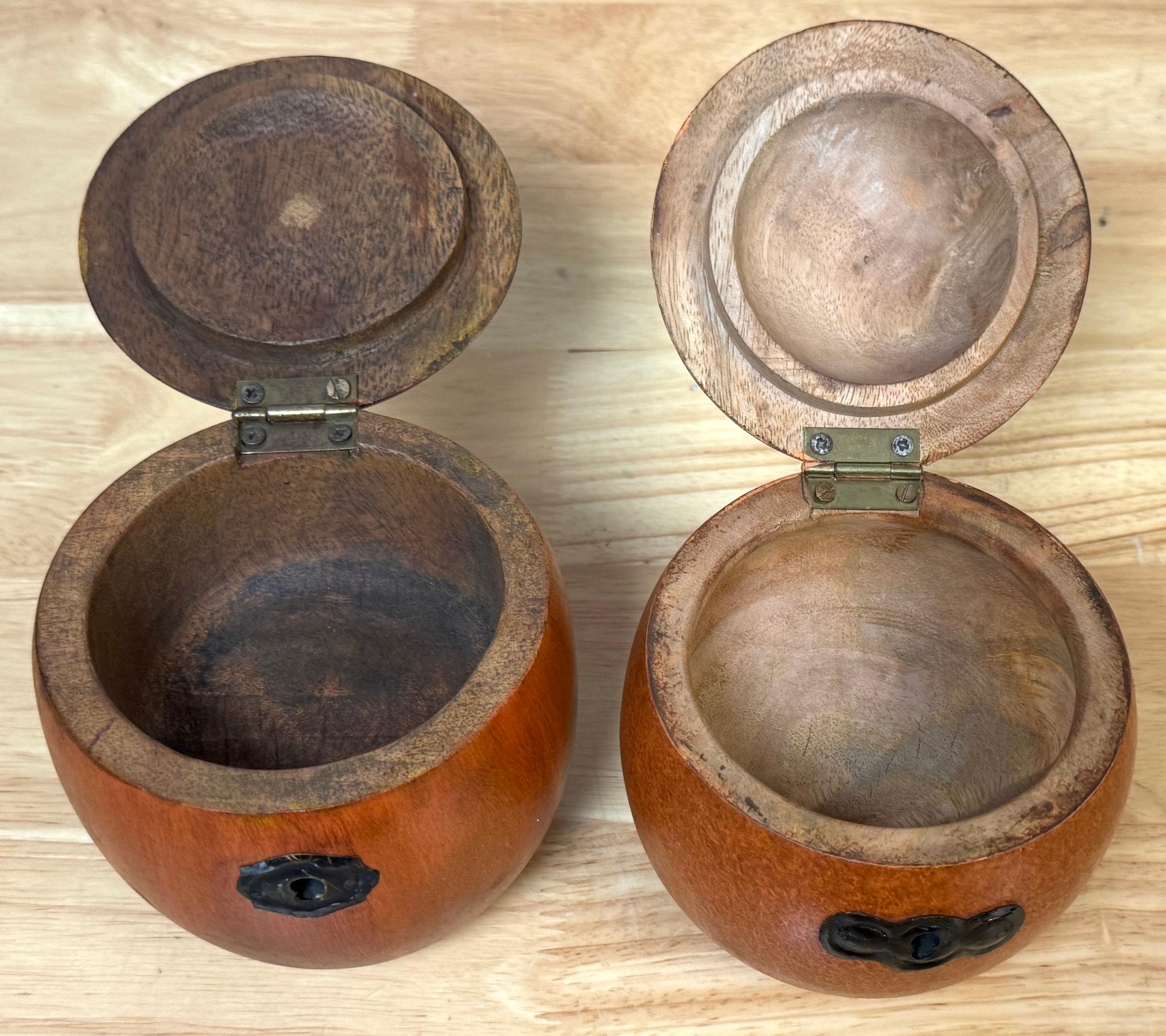 Dos Cajas de Manzanas/Cadenas de Té de Madera Tallada y Policromada de Estilo Inglés del Siglo XX Ennegrecido en venta