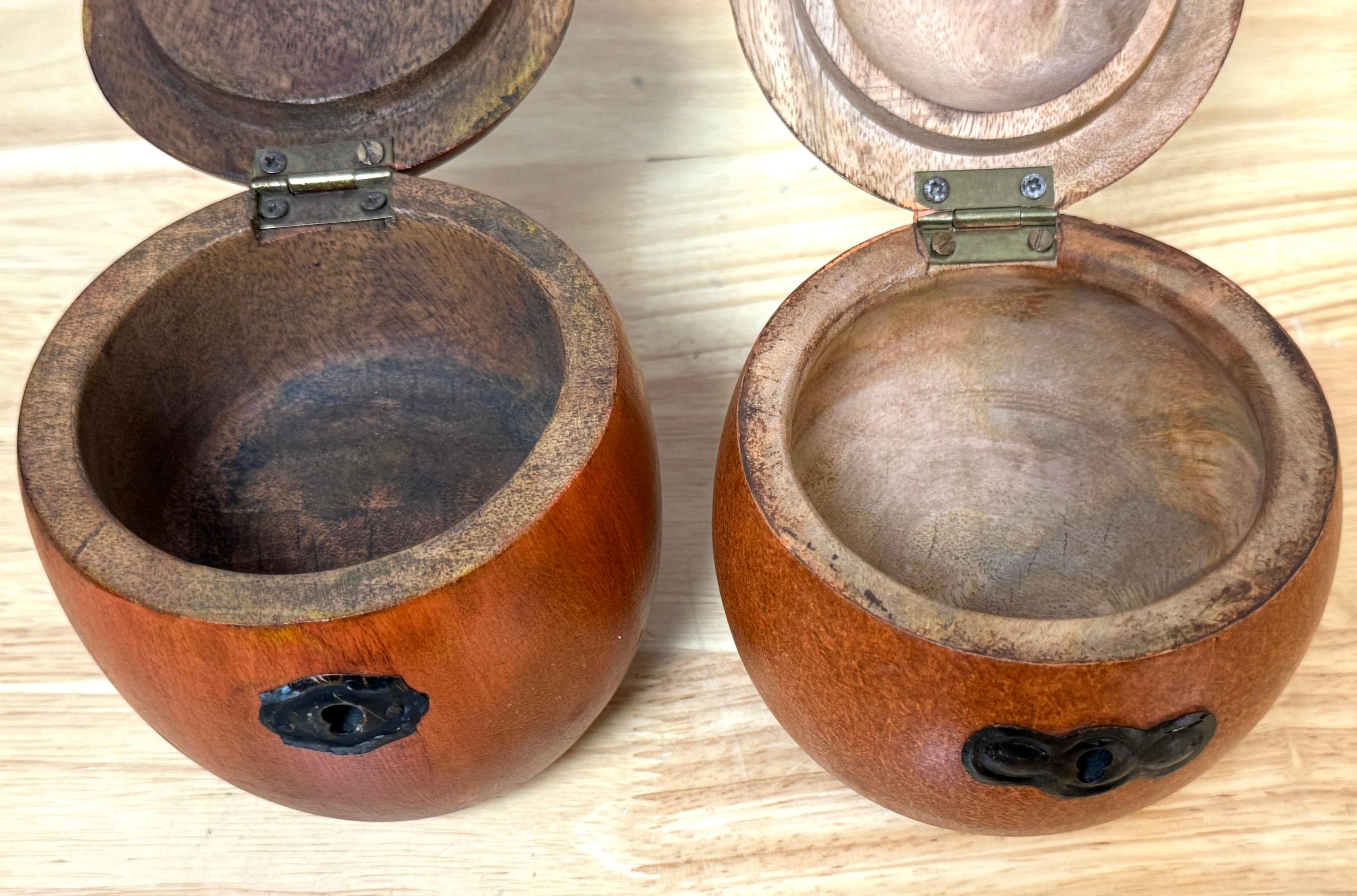 Dos Cajas de Manzanas/Cadenas de Té de Madera Tallada y Policromada de Estilo Inglés del Siglo XX en Bueno estado para la venta en West Palm Beach, FL