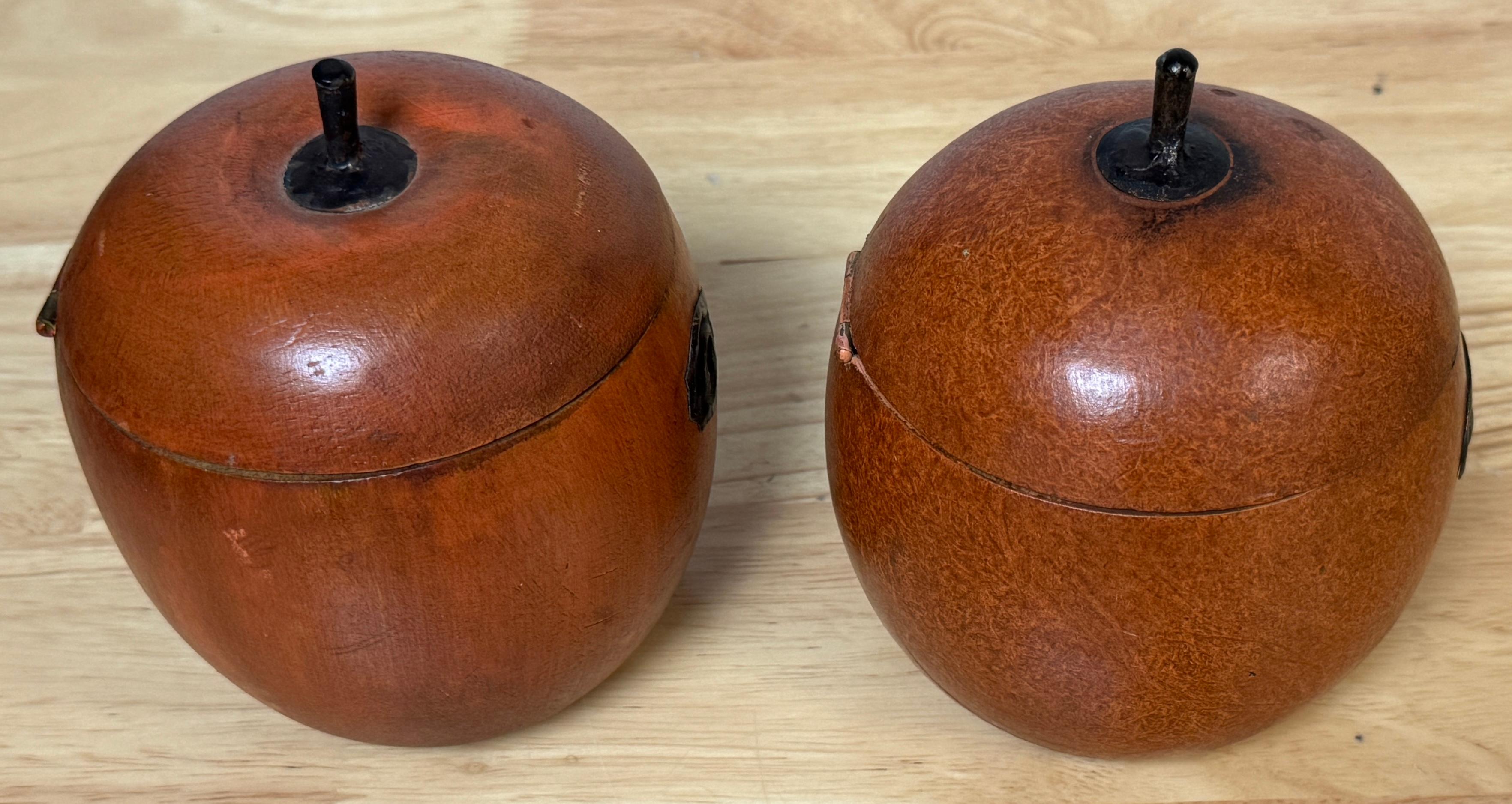 Dos Cajas de Manzanas/Cadenas de Té de Madera Tallada y Policromada de Estilo Inglés del Siglo XX siglo XX en venta