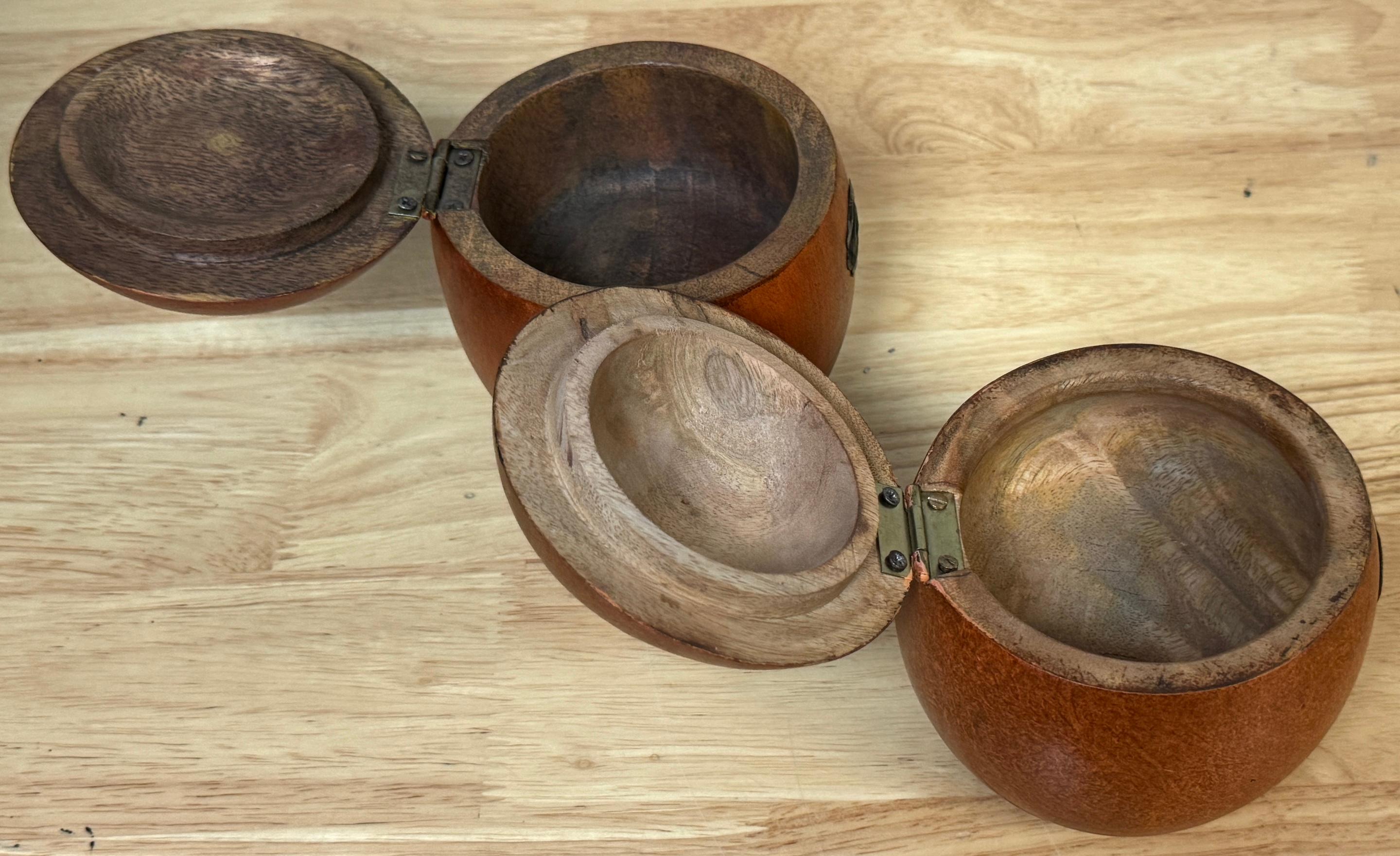 Dos Cajas de Manzanas/Cadenas de Té de Madera Tallada y Policromada de Estilo Inglés del Siglo XX Metal en venta