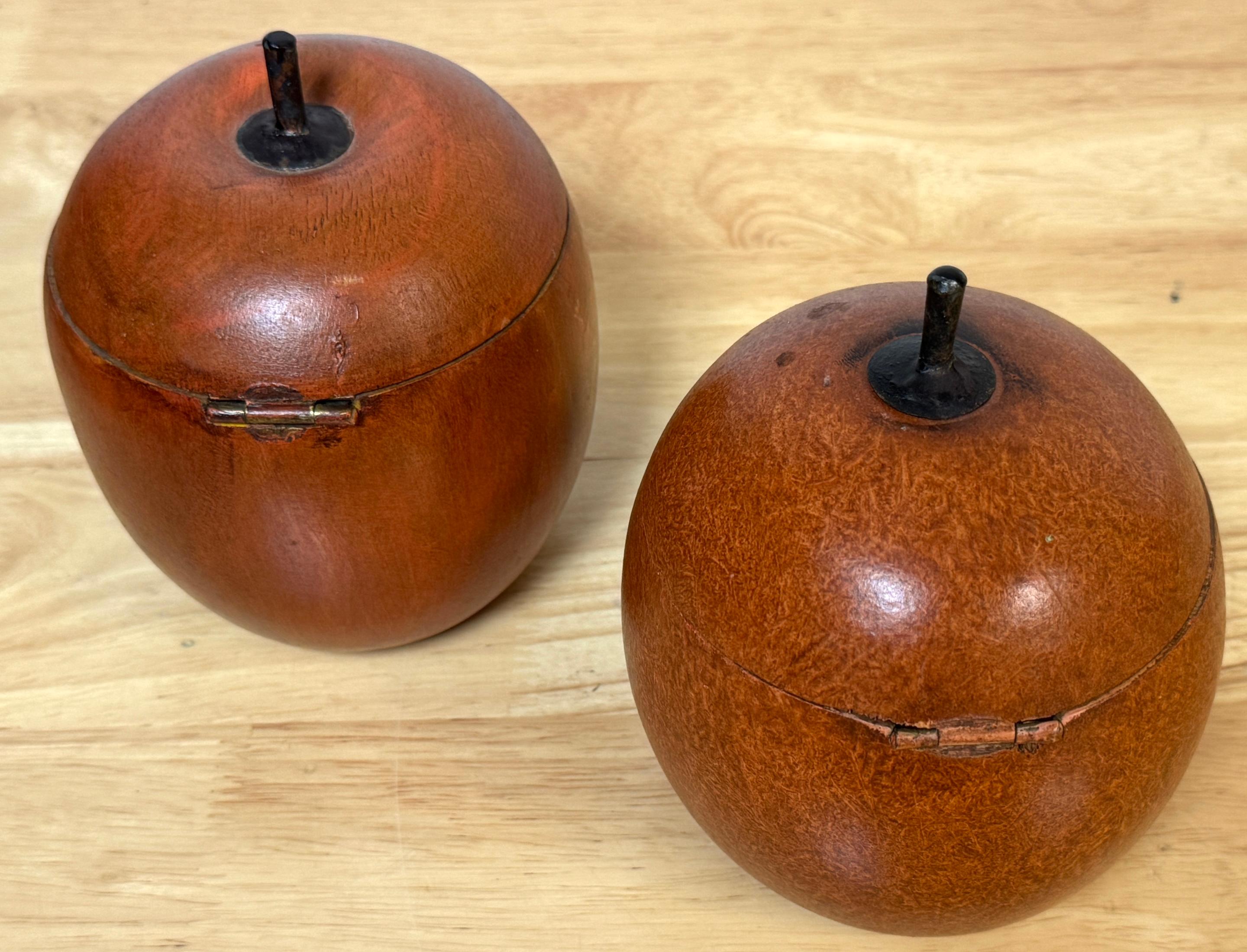 Dos Cajas de Manzanas/Cadenas de Té de Madera Tallada y Policromada de Estilo Inglés del Siglo XX en venta 1