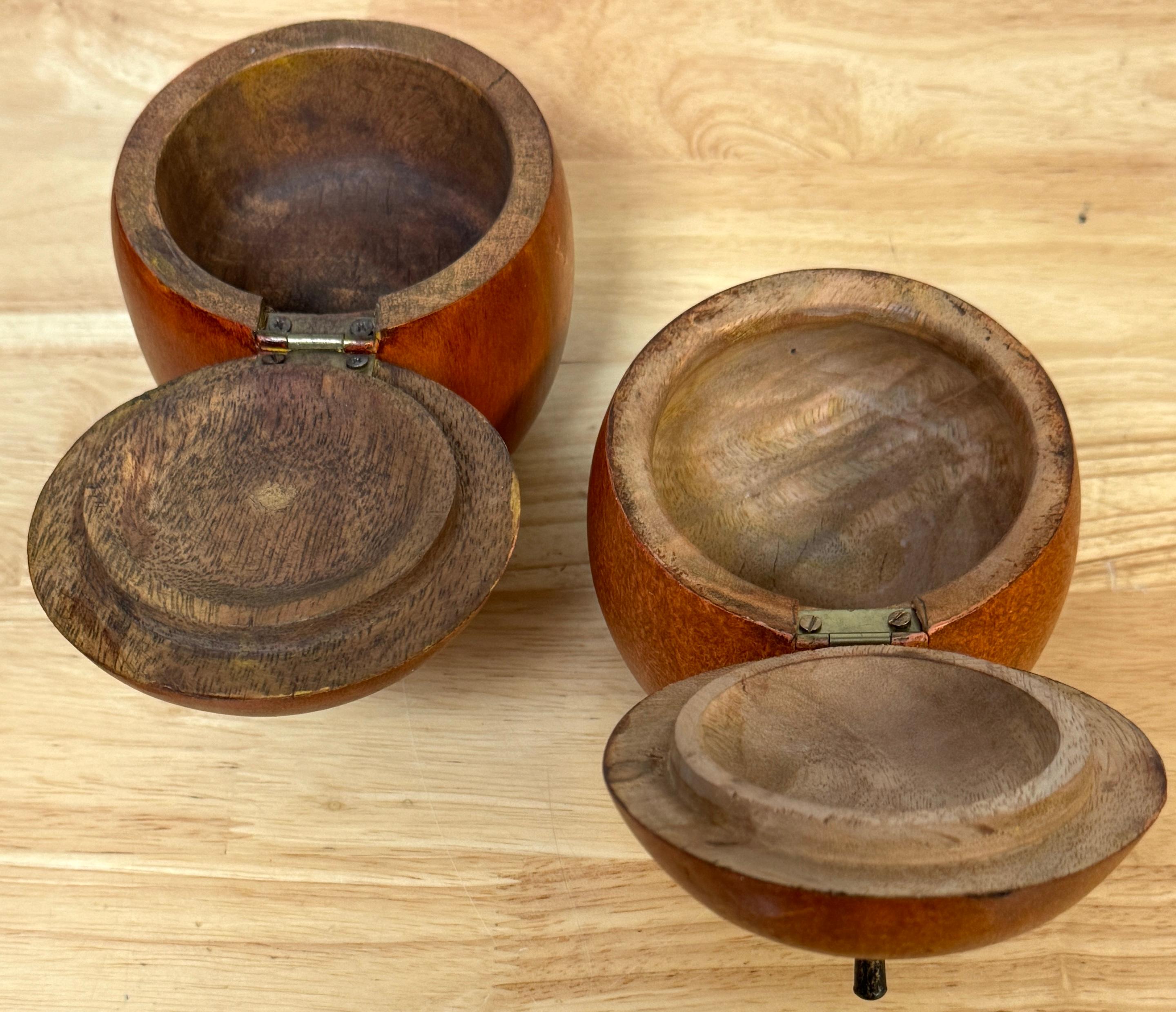 Dos Cajas de Manzanas/Cadenas de Té de Madera Tallada y Policromada de Estilo Inglés del Siglo XX en venta 2