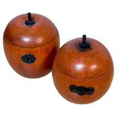 Dos Cajas de Manzanas/Cadenas de Té de Madera Tallada y Policromada de Estilo Inglés del Siglo XX