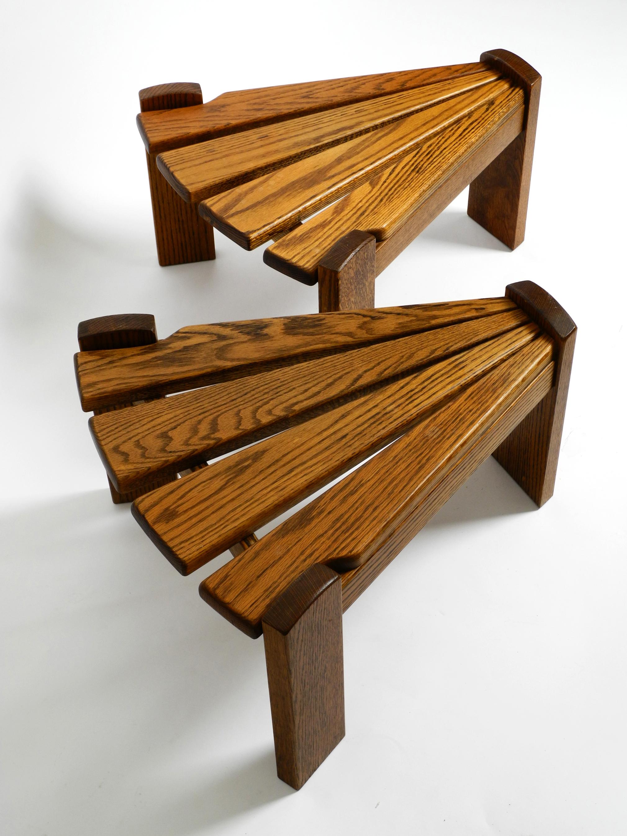 Chêne Deux tables d'appoint ou tables basses de forme triangulaire des années 50 par Dittman pour Awa Radbound en vente
