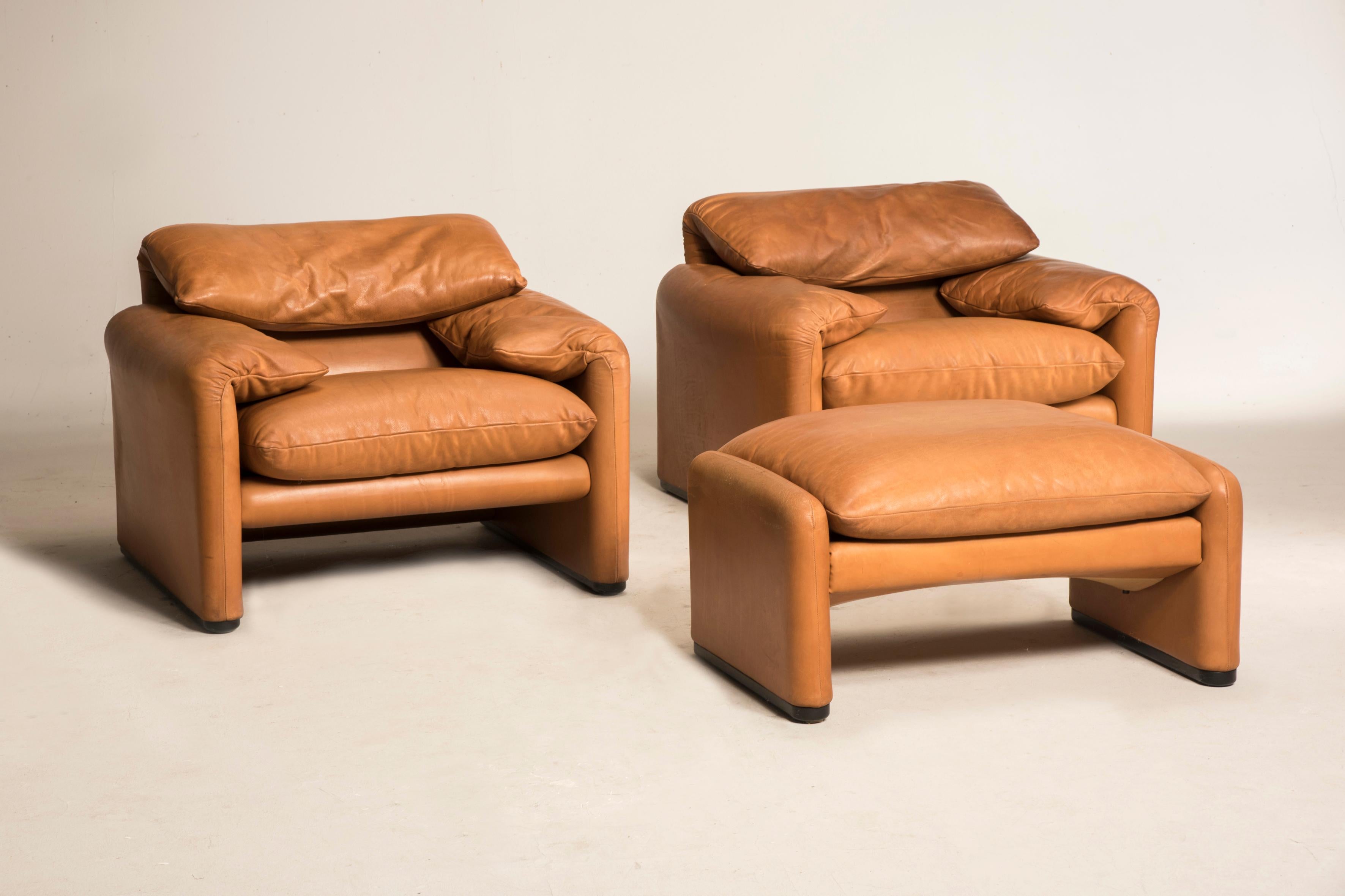 Two 675 Maralunga tobacco leather armchairs by Vico Magistretti for Cassina. We have four armchairs and a pouf available in total, you can buy the entire group of five items or you can divide the group into two armchairs and a pouf. Or the pouf