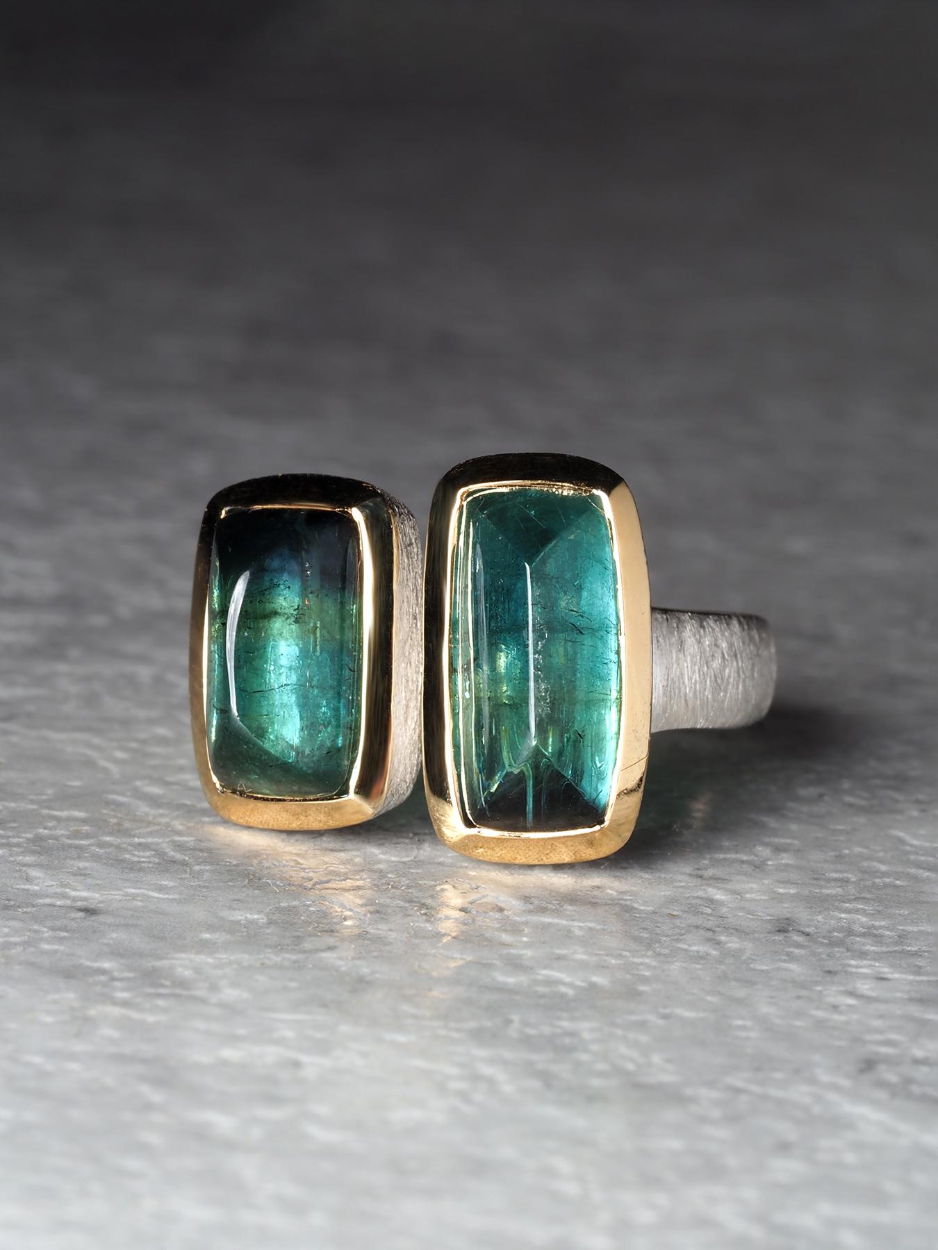 Art Déco Anello con due tormaline verdi da 7 carati in oro 18 carati e argento sterling, regalo fatto a mano in vendita