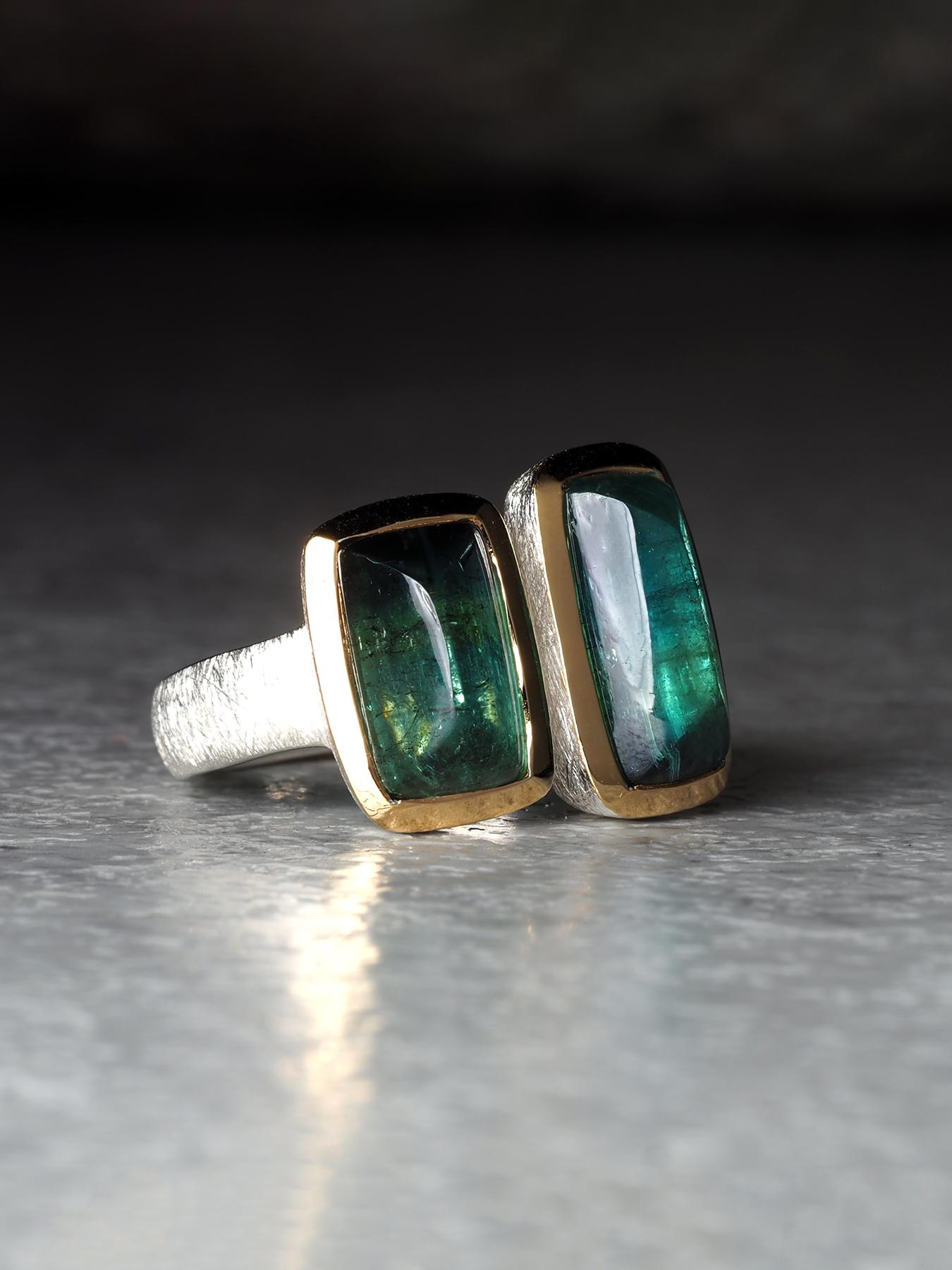 Cabochon Anello con due tormaline verdi da 7 carati in oro 18 carati e argento sterling, regalo fatto a mano in vendita