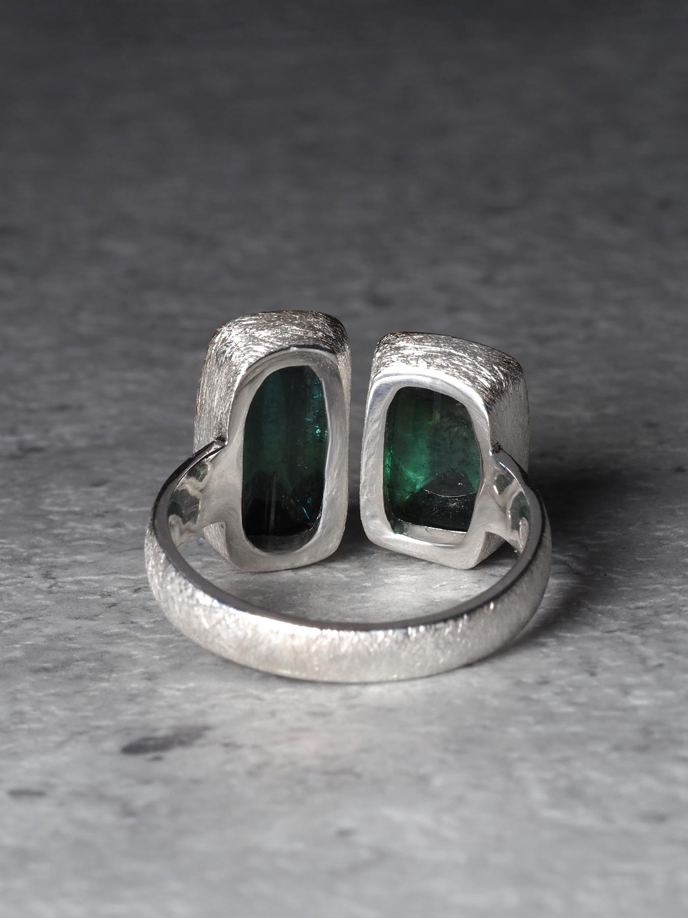 Anello con due tormaline verdi da 7 carati in oro 18 carati e argento sterling, regalo fatto a mano in vendita 2