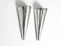 Zwei 80er Jahre große postmoderne Wandlampen aus poliertem Aluminiumguss von Lucien Gau