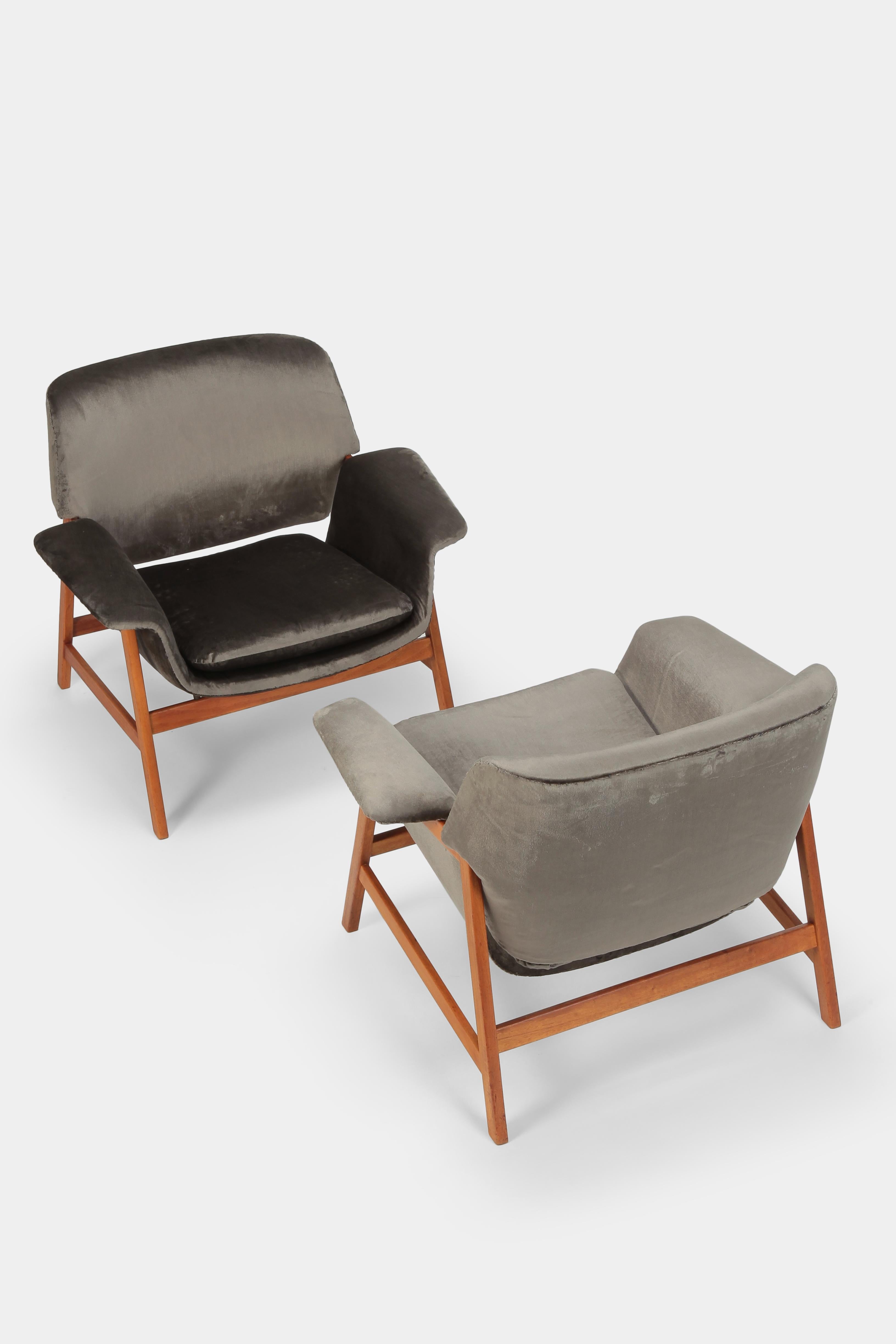 Pair of 849 chairs designed by Gianfranco Frattini for Cassina in 1956. Winner of the coveted design award Compasso d'Oro in 1956. Newly covered with luxurious, warm silk velours. The lightweight Walnut frames have been freshly oiled, restored and