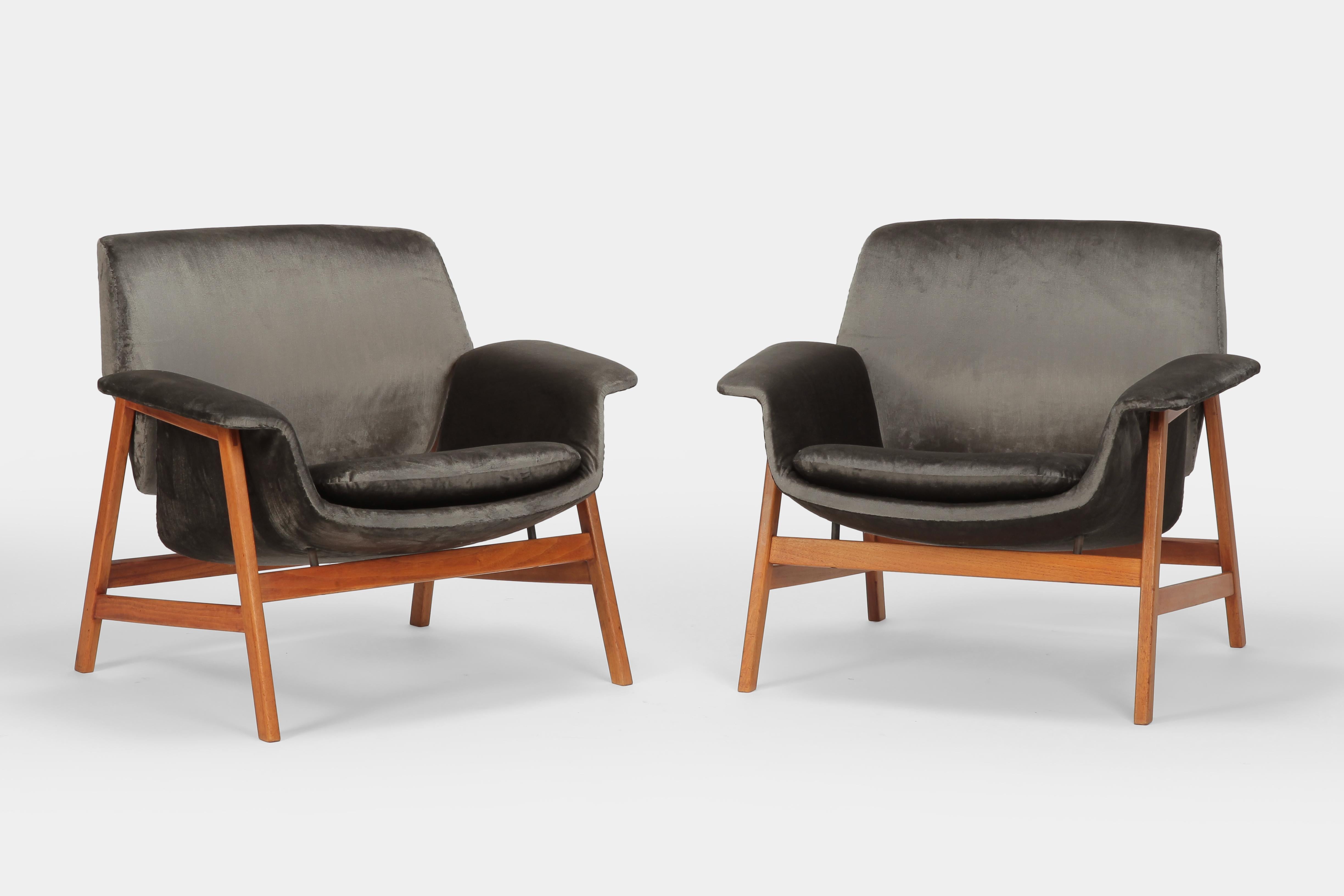 Two 849 Armchairs by Gianfranco Frattini for Cassina In Good Condition In Basel, CH