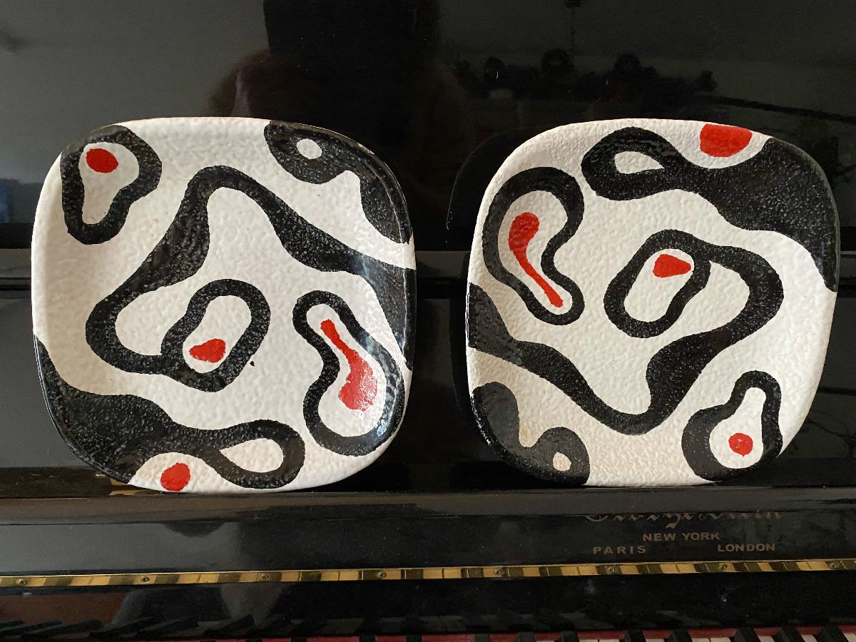 Two vibrant Italian ceramic dishes in a good condition. Abstract pattern. On the back 