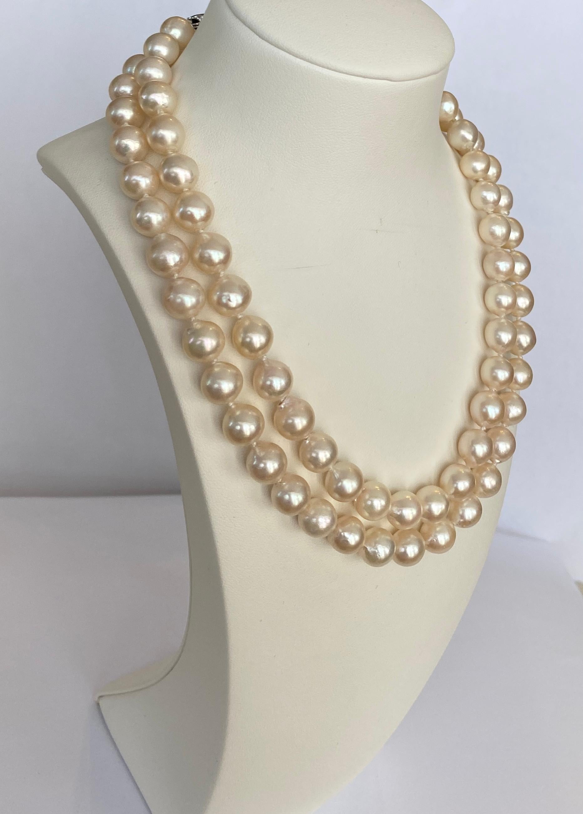 Offered, two Akoya pearl necklace with 18 kt white gold clasp, marked with JKA and 750.
Akoya pearls are  75 pieces. Diameter of pearls is from 8.50mm to 9.20mm.
Length: 38 cm
Length: 41 cm
Gross weight: 83 grams
Gold weight: 6.4 grams
The piece of