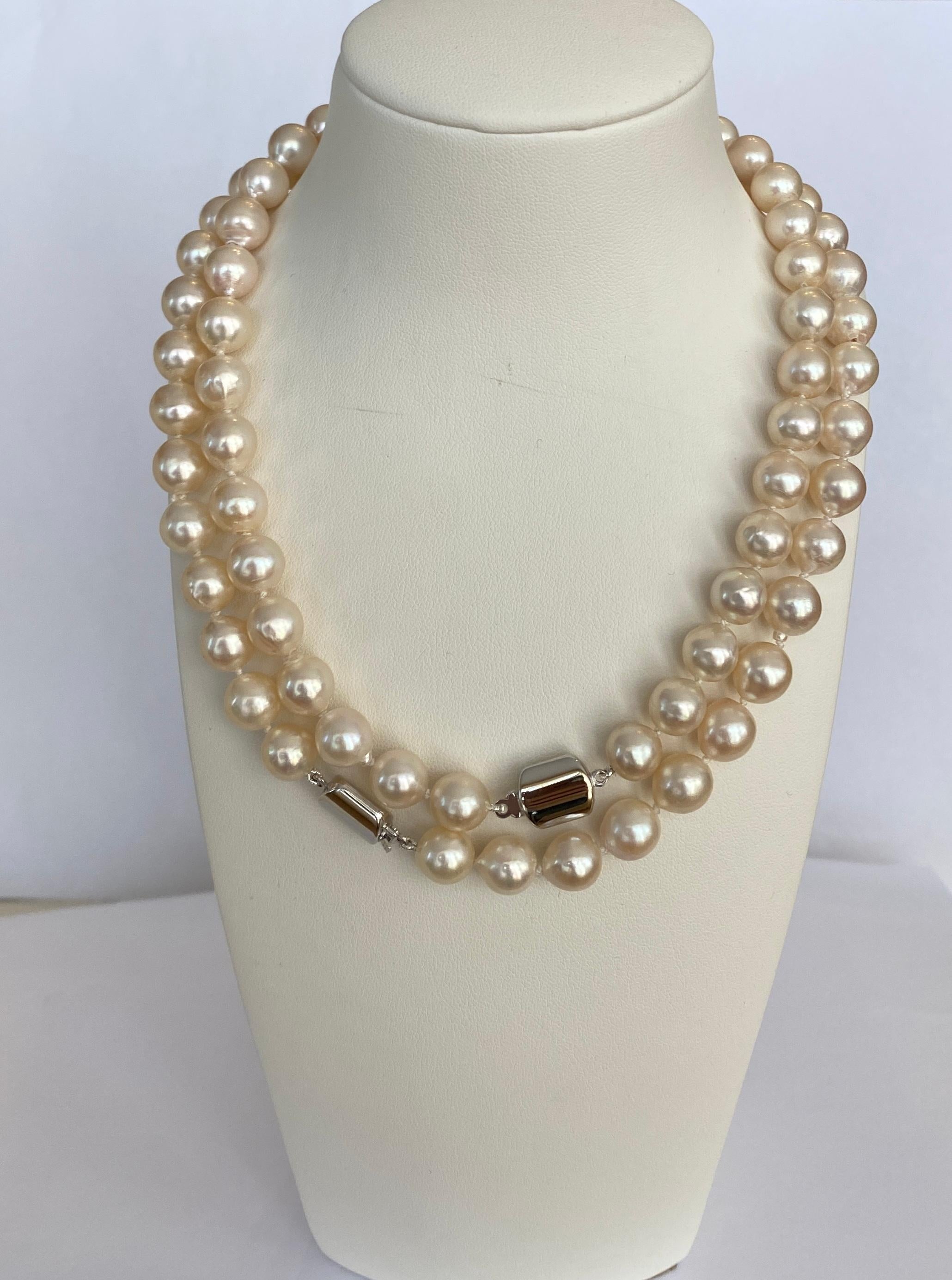 Contemporary Two Akoya pearl necklace with 18 kt white gold clasp