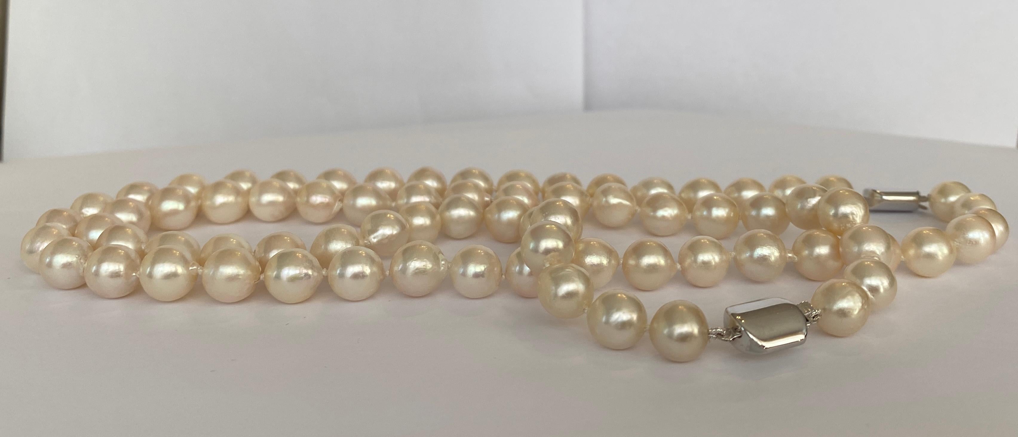 Two Akoya pearl necklace with 18 kt white gold clasp In Good Condition In AMSTERDAM, NL