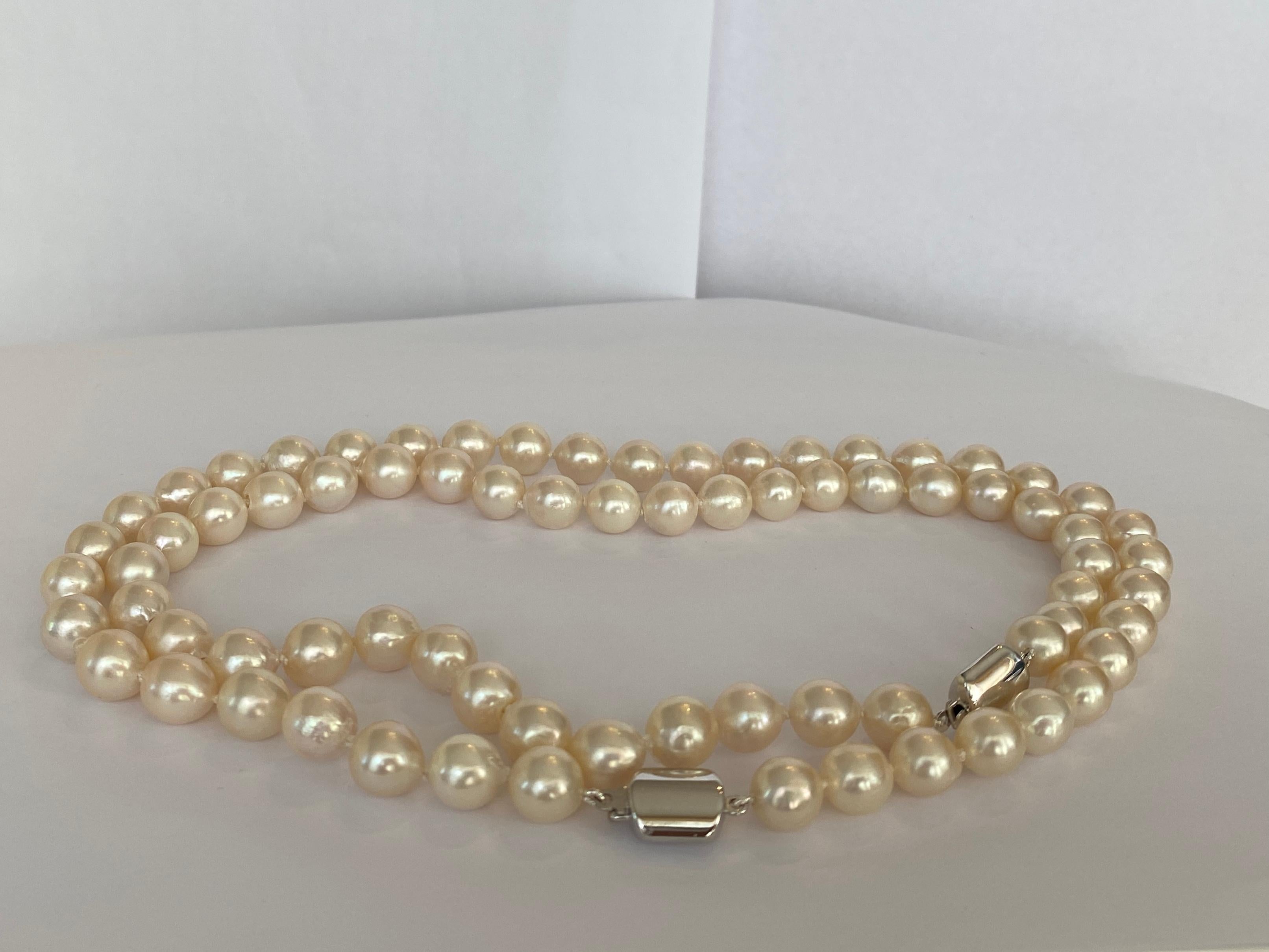 Women's Two Akoya pearl necklace with 18 kt white gold clasp