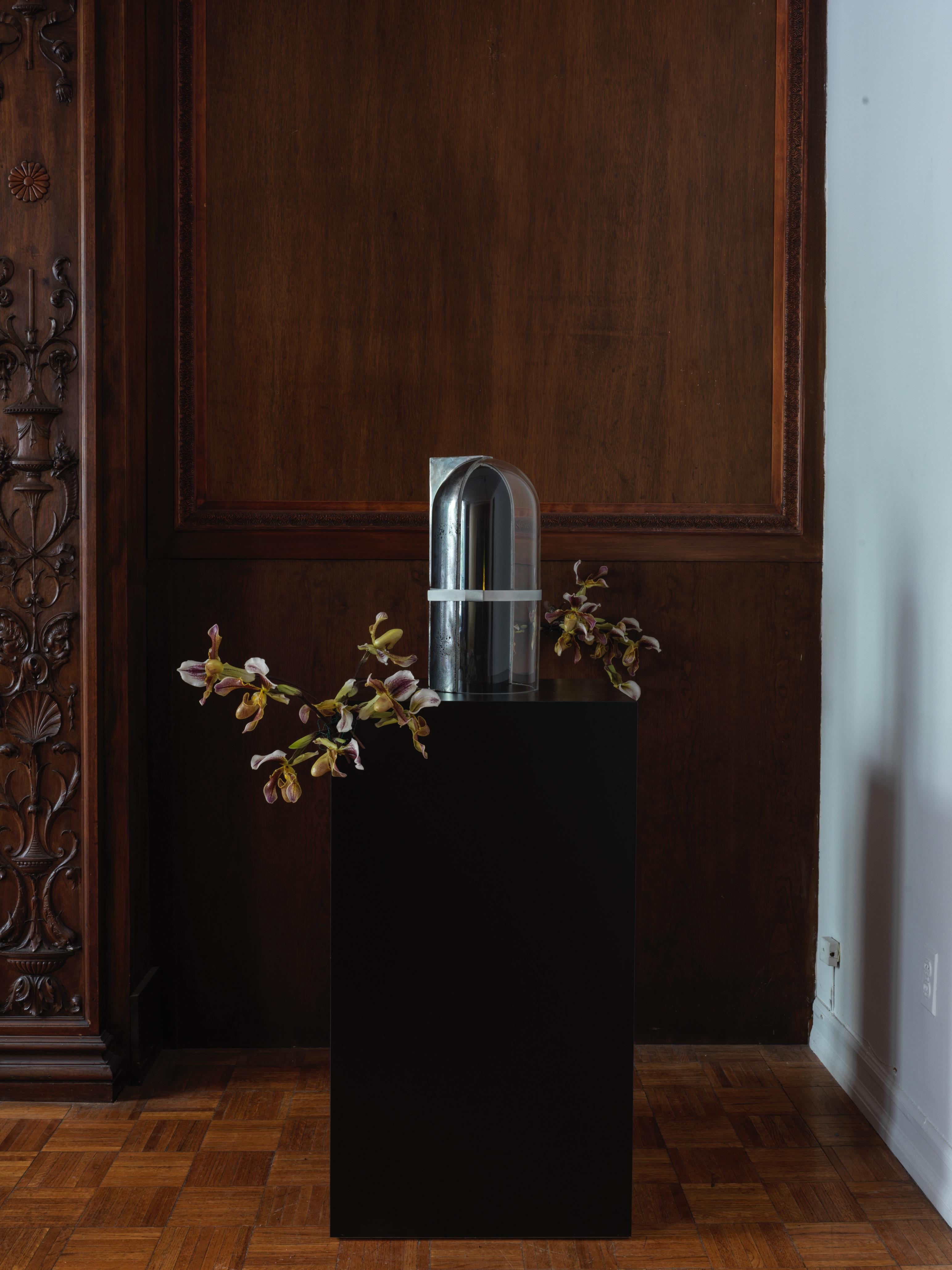 Belge Jarre en verre et métal mixte Sculpture de table contemporaine en vente