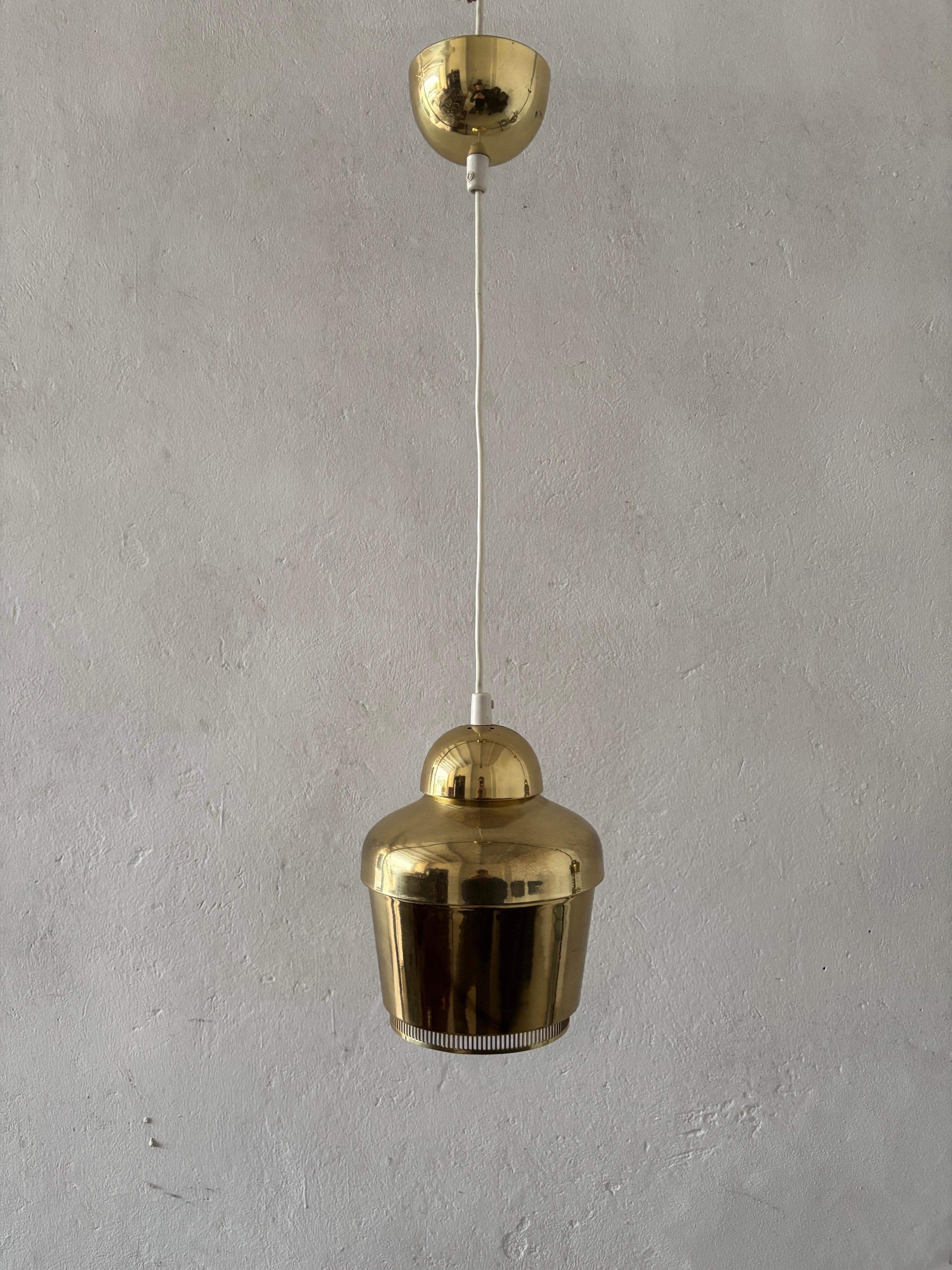 Due lampade da soffitto modello A330 disegnate da Alvar Aalto negli anni '50.