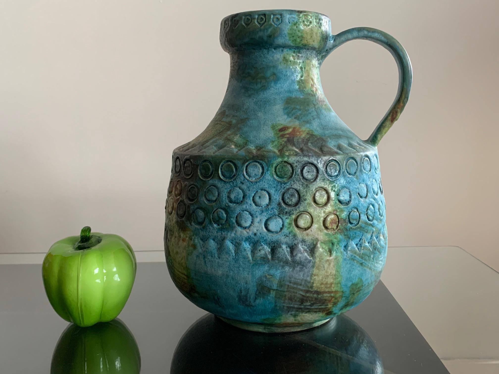 Deux vases classiques en forme de cruche d'Alvino Bagni pour Raymor, datant des années 1960. L'un est bleu-vert, l'autre jaune-orange-vert. D'une hauteur de plus de 12 pouces, elles sont très substantielles et lourdes ! Peut être vendu