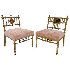 Deux chaises pantoufles en bois doré du mouvement esthétique américain, vers la fin des années 1800