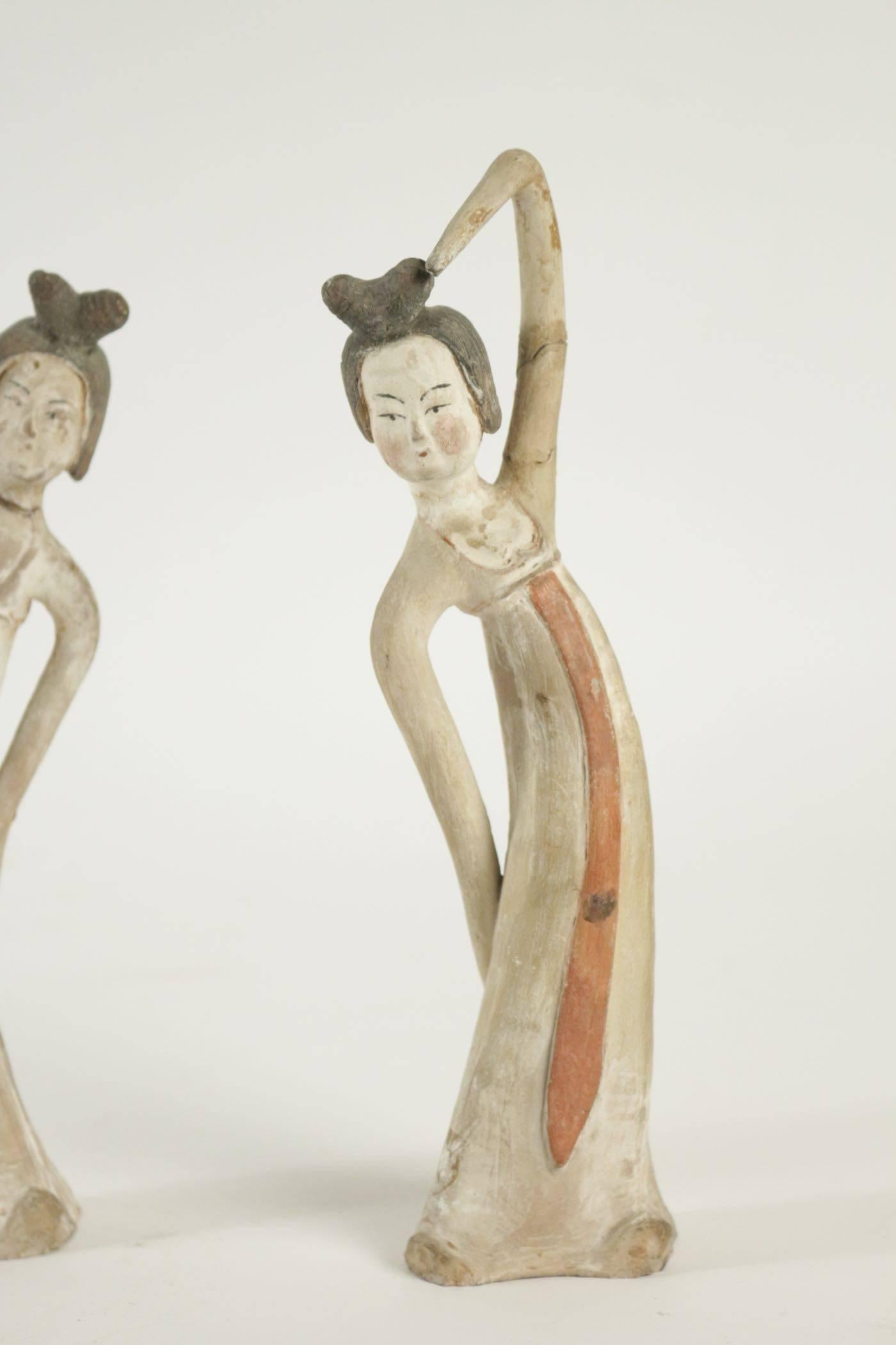 Two ancient dancer figurines in terracotta, Chinese, some restoration.
Measures: H 28cm, L 8cm, P 6cm.