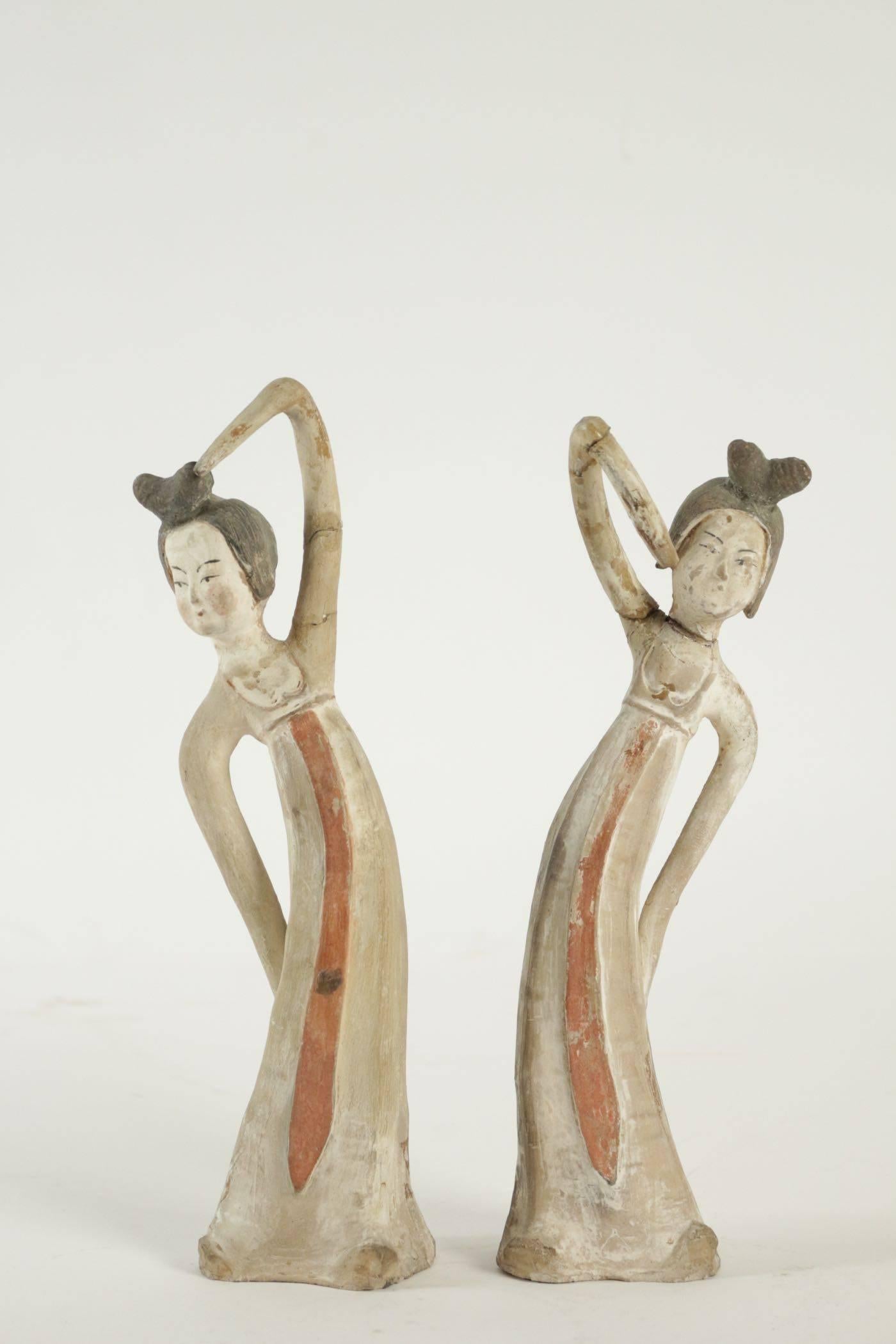 Two Ancient Dancer Figurines in Terracotta, Chinese In Good Condition In Saint-Ouen, FR
