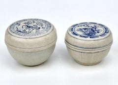 Zwei bedeckte Annamese-Dosen mit Vogel- und Pflanzenmotiv, 15. Jahrhundert, Le Dynasty