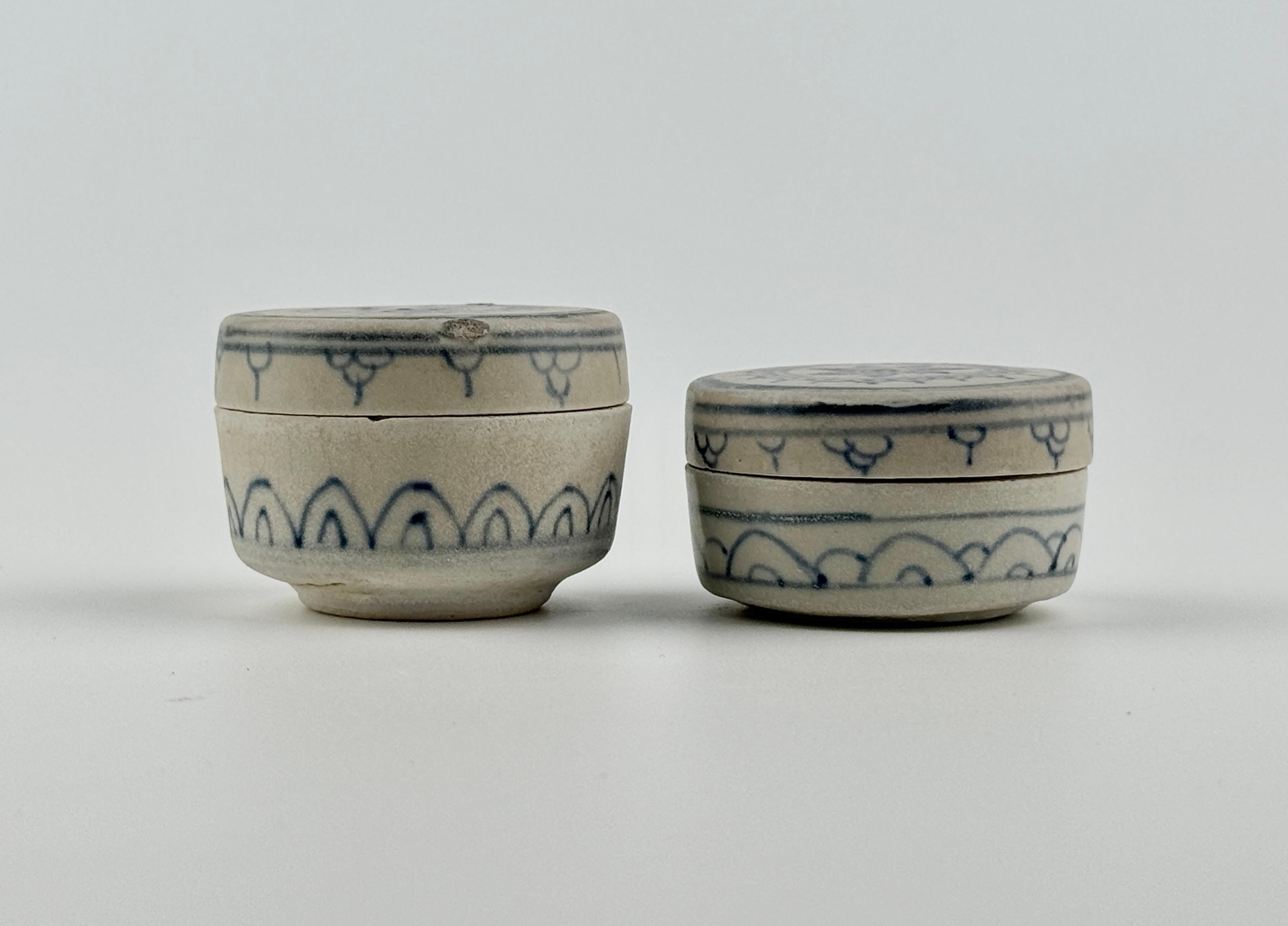 Vietnamese Two Annamese Miniature Covered Boxes with Flower, 15th century, Le Dynasty For Sale