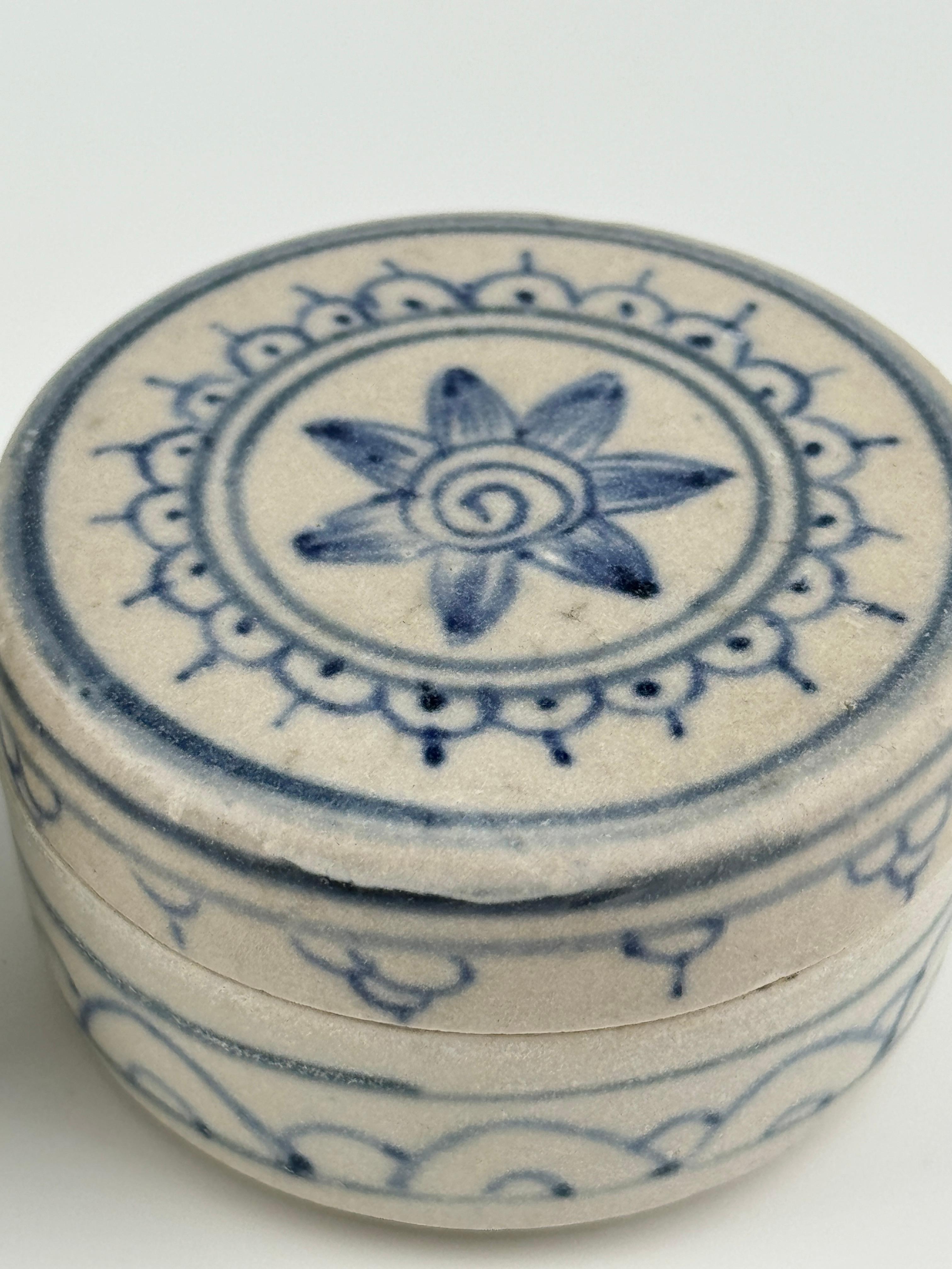 Two Annamese Miniature Covered Boxes with Flower, 15th century, Le Dynasty In Good Condition For Sale In seoul, KR