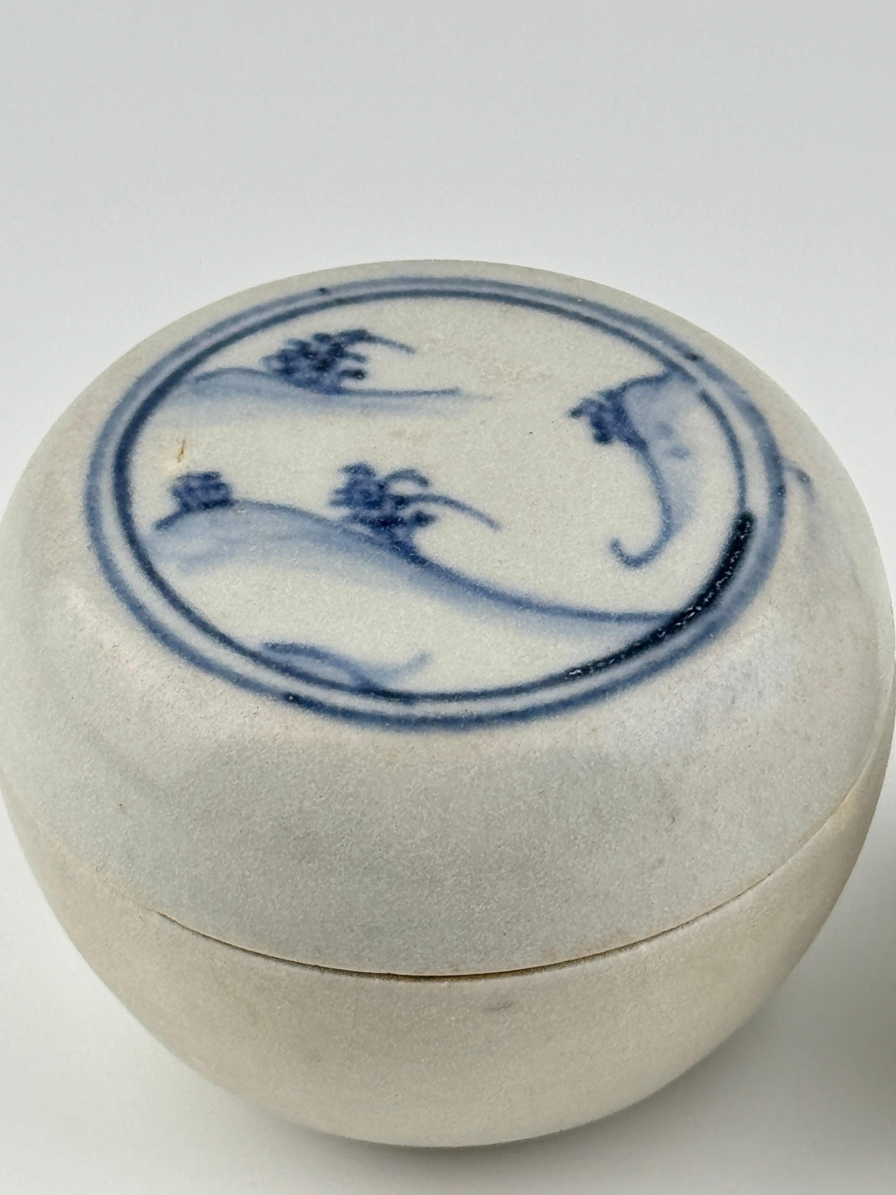 Ming Deux boîtes couvertes en miniature annamite avec motif de scène, XVe siècle, Le Dynast en vente