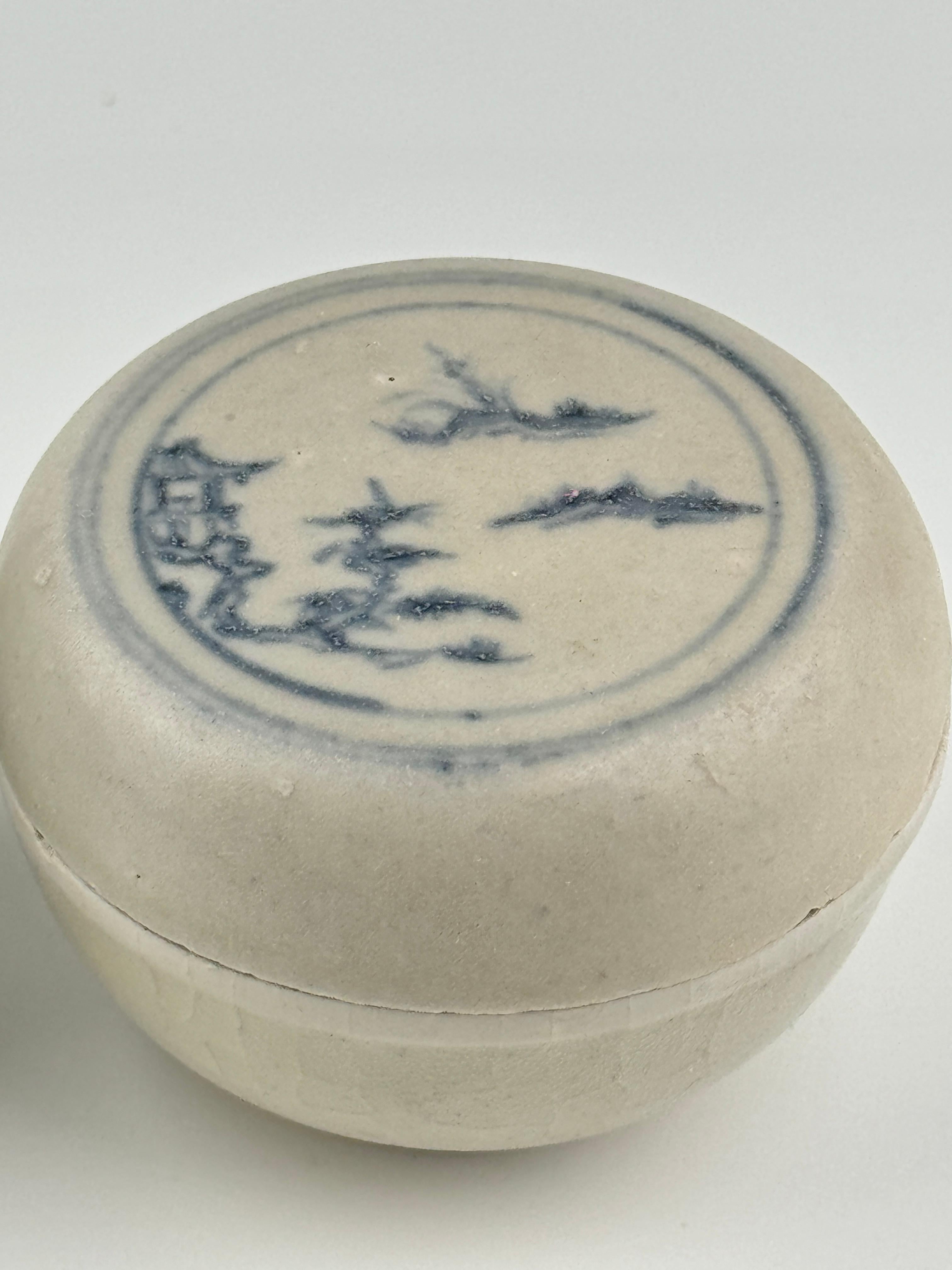Vietnamien Deux boîtes couvertes en miniature annamite avec motif de scène, XVe siècle, Le Dynast en vente
