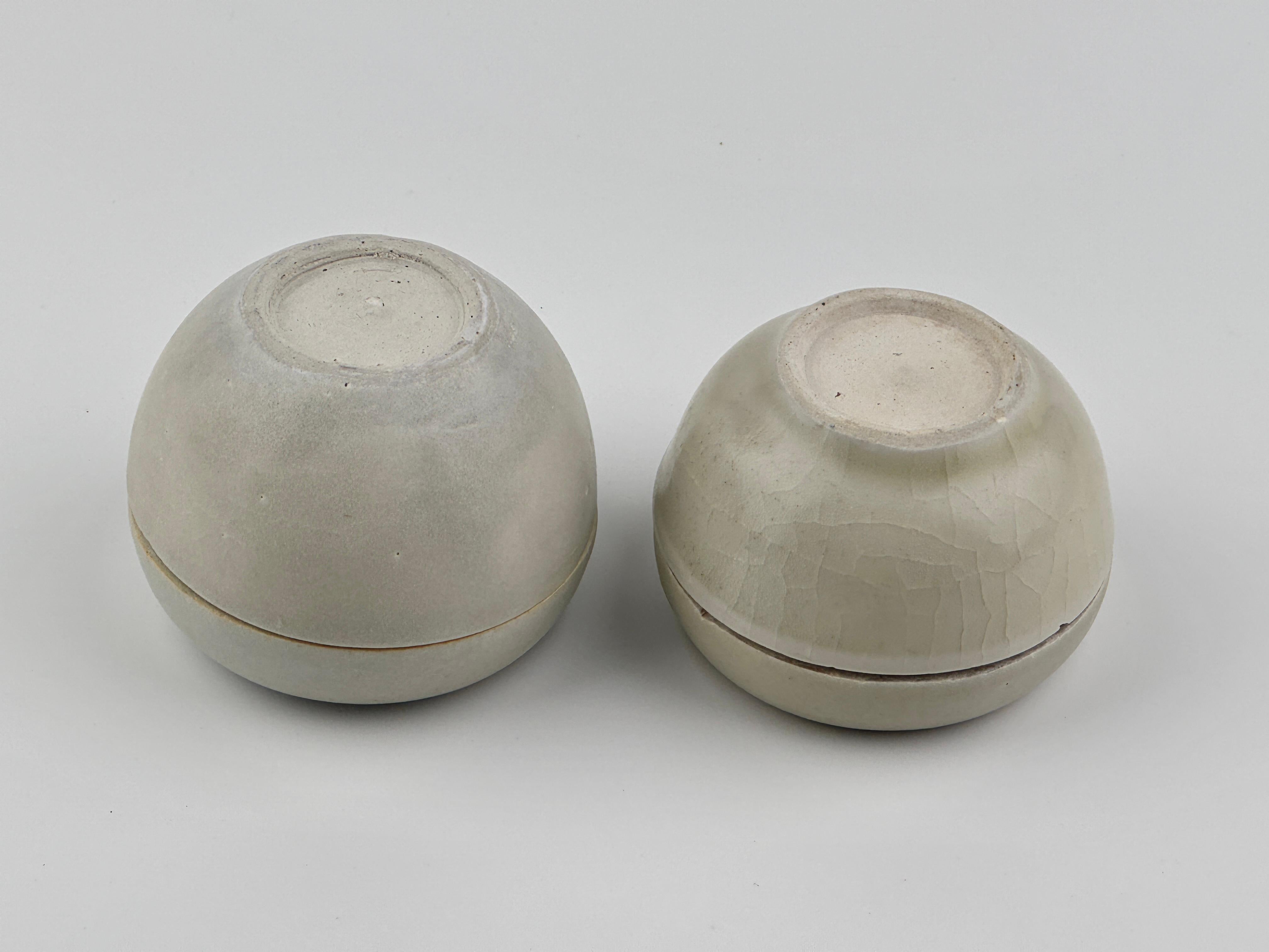 Vernissé Deux boîtes couvertes en miniature annamite avec motif de scène, XVe siècle, Le Dynast en vente
