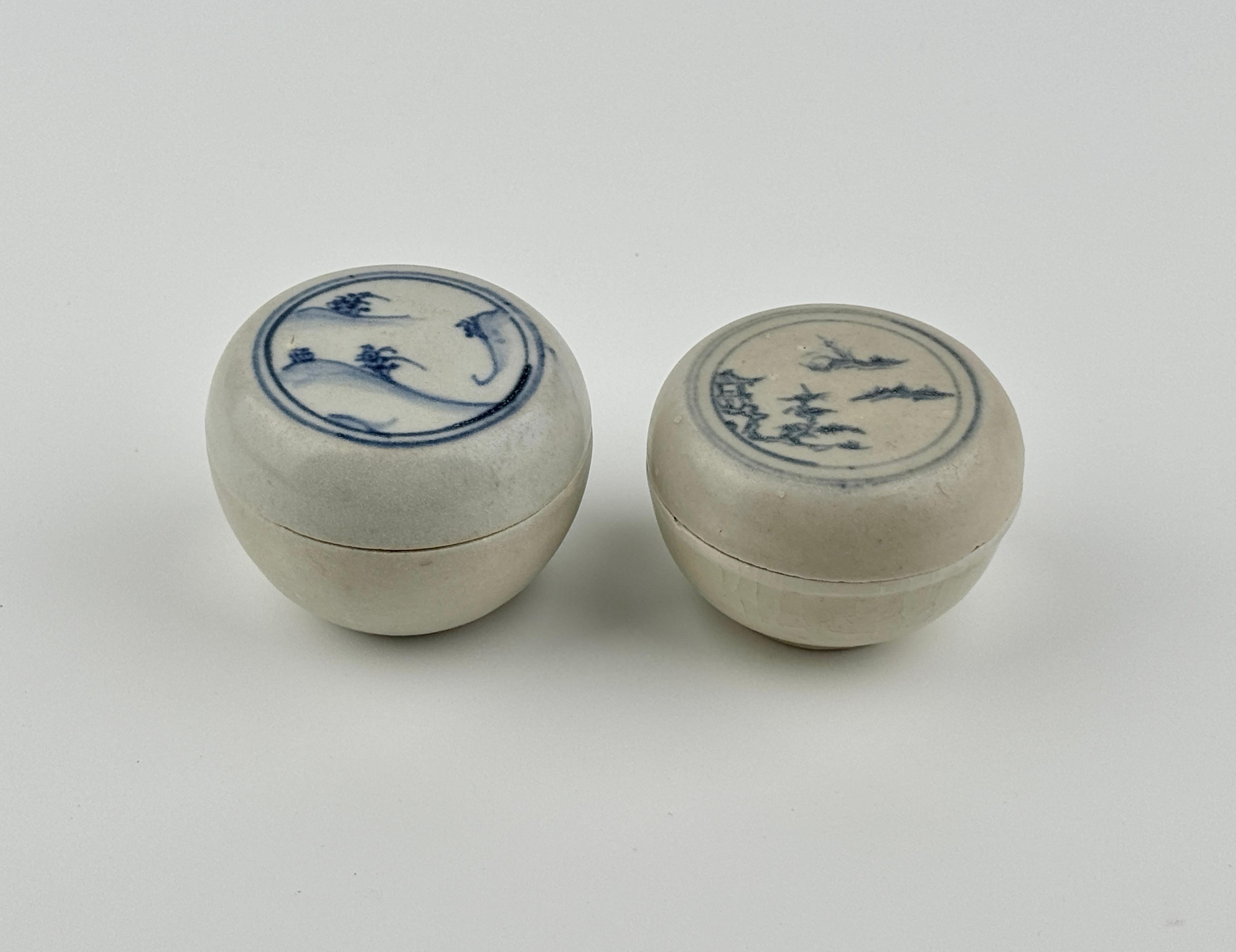 Deux boîtes couvertes en miniature annamite avec motif de scène, XVe siècle, Le Dynast Bon état - En vente à seoul, KR
