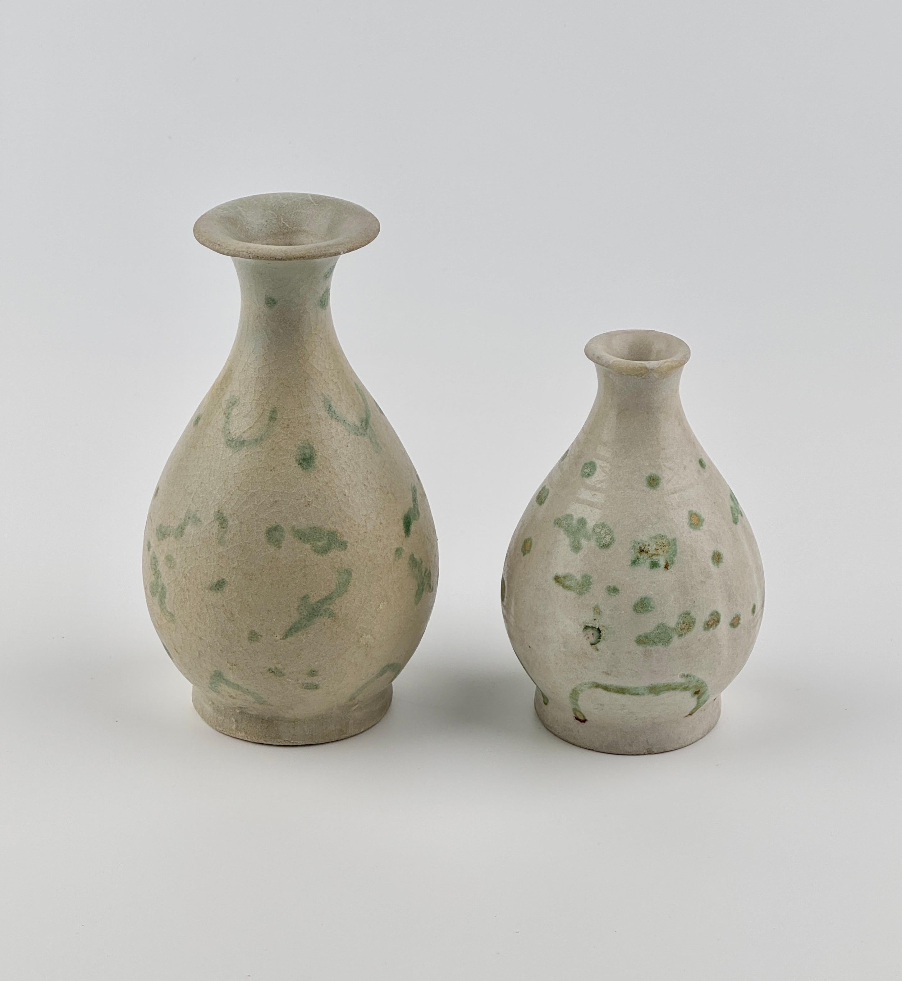 Queste ceramiche annamesi del XV secolo, appartenenti alla dinastia Le, si distinguono per la loro rarità e per il design raffinato. I vasi Yuhuchunping, con i loro eleganti corpi a forma di pera e i delicati motivi in bianco e blu con motivi verdi,