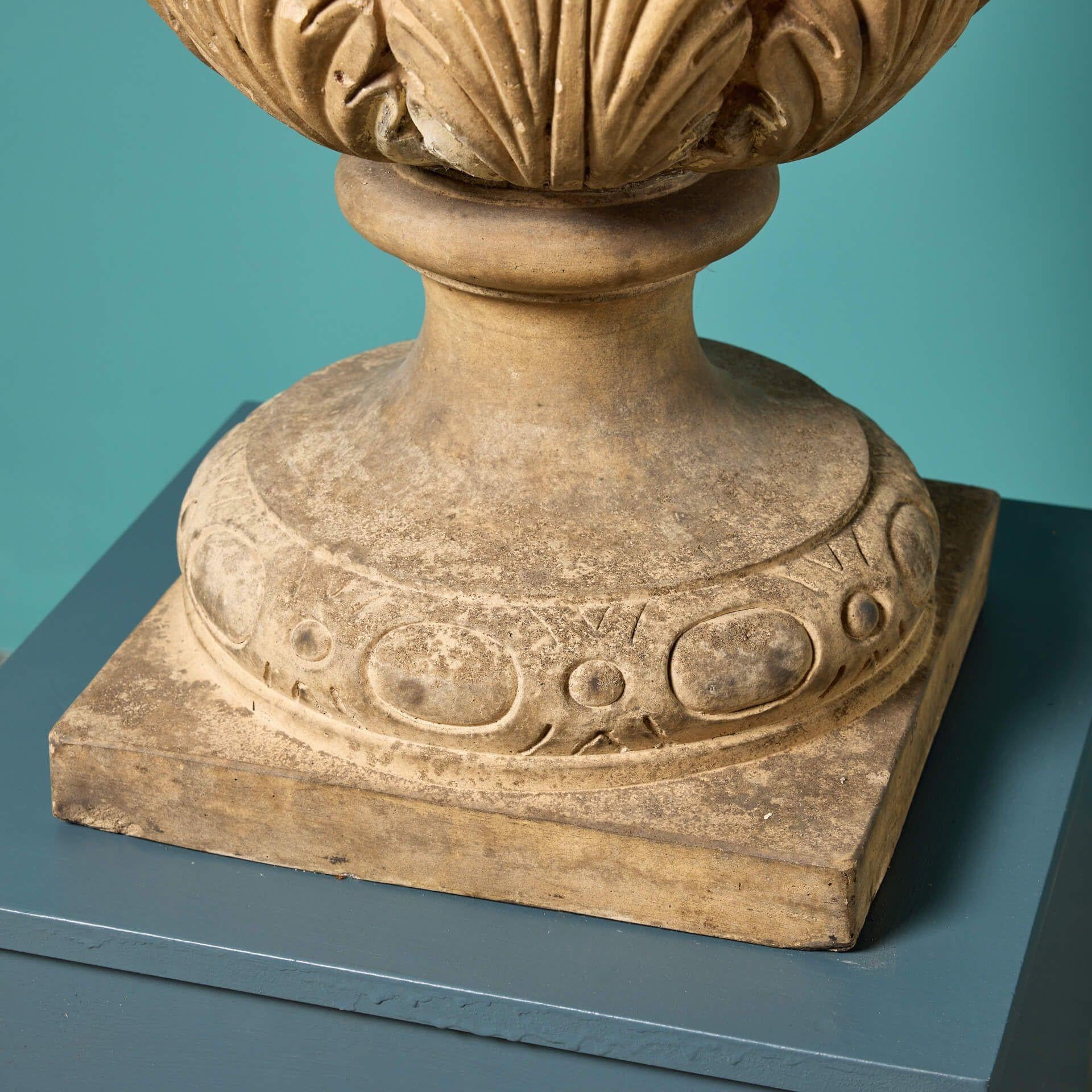 Paar antike Buff-Terrakotta-Gartenurnen aus Buff (Britisch) im Angebot