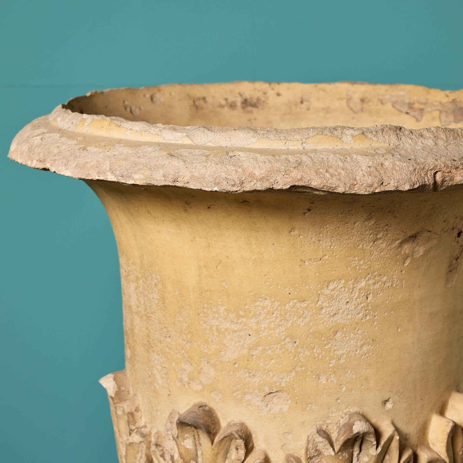 Paire d'urnes de jardin antiques en terre cuite de couleur chamois en vente 1